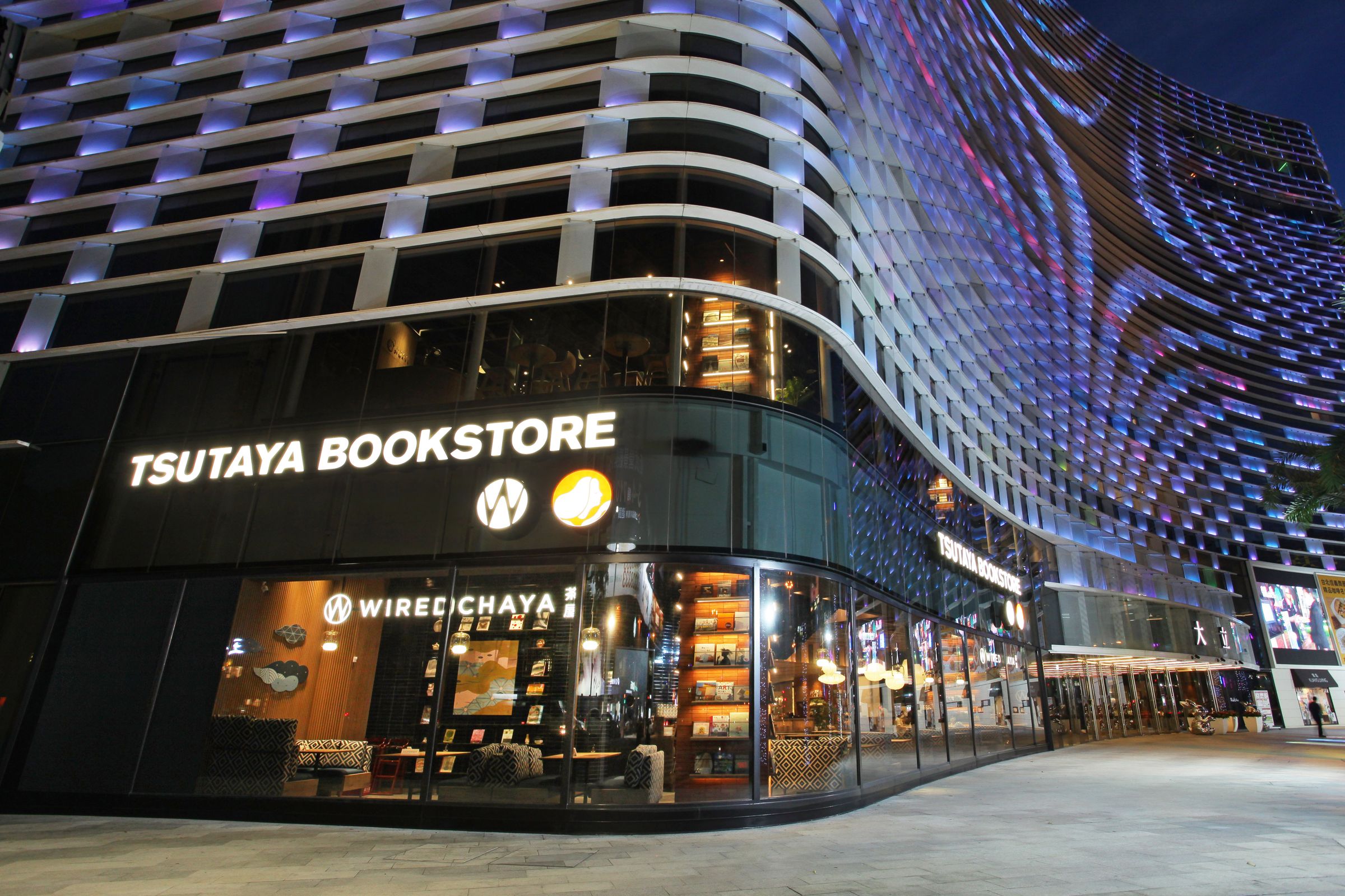 夜晚的「蔦屋書店」在燈光的閃耀下也是另一種夜間美景。(高雄大立提供)