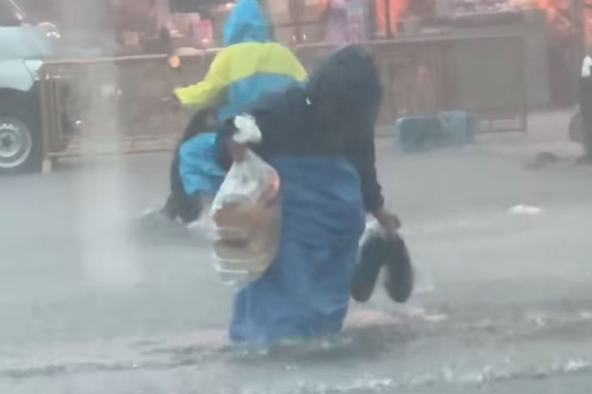 鹿港地區情況更為嚴峻,鄰近天后宮地區水淹及膝。(翻攝自彰化縣媒體記者協會)