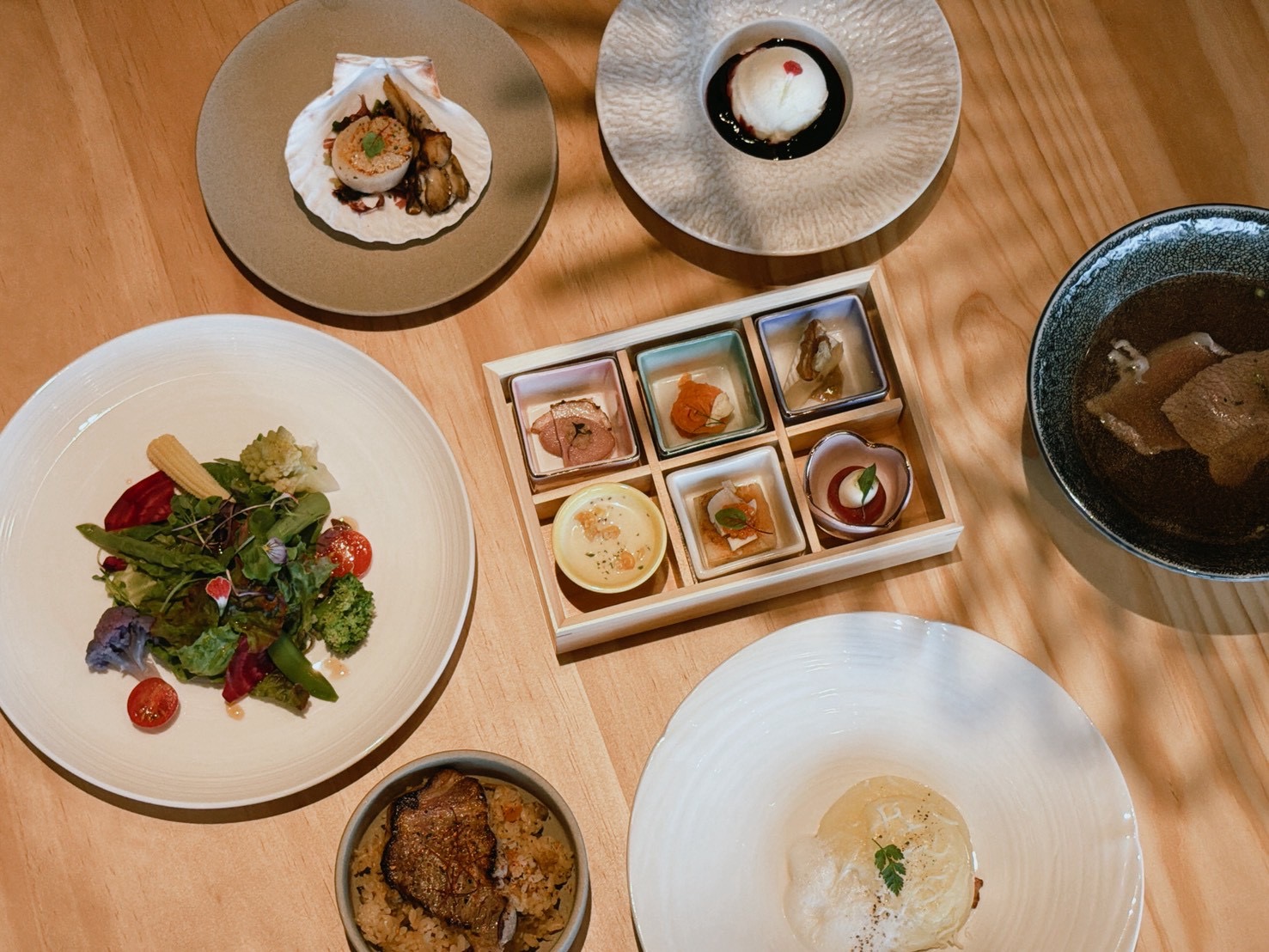 Hotel餐廳推出「日式美瑛旬味晚餐」,呈獻美瑛四季節奏與土地友善。(5,000 日圓/人,約NT$1,026)(薰衣草森林提供)