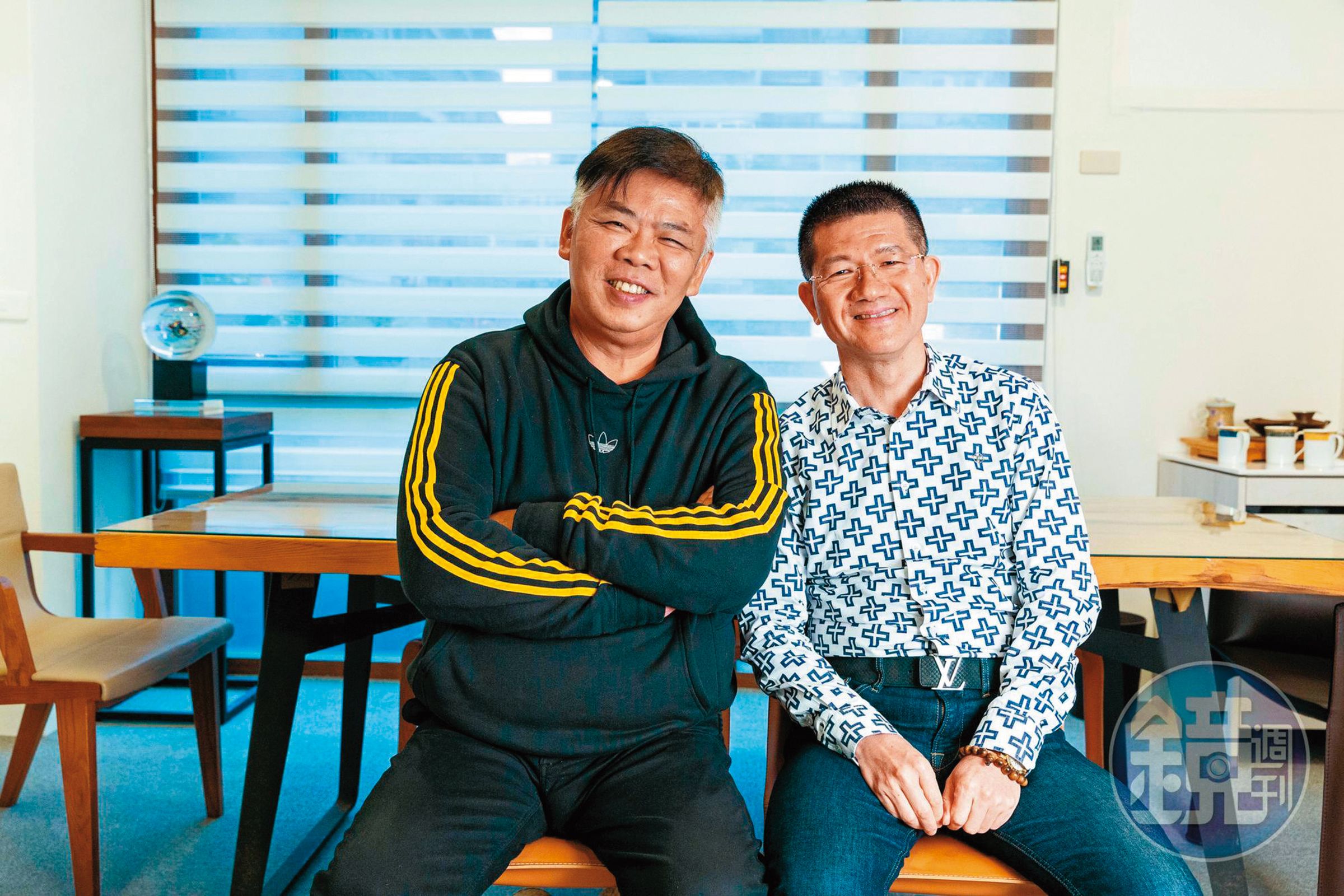 馮凱(左)影視作品不斷,他媽媽是周遊,母子也曾聯手創作。(攝影組)
