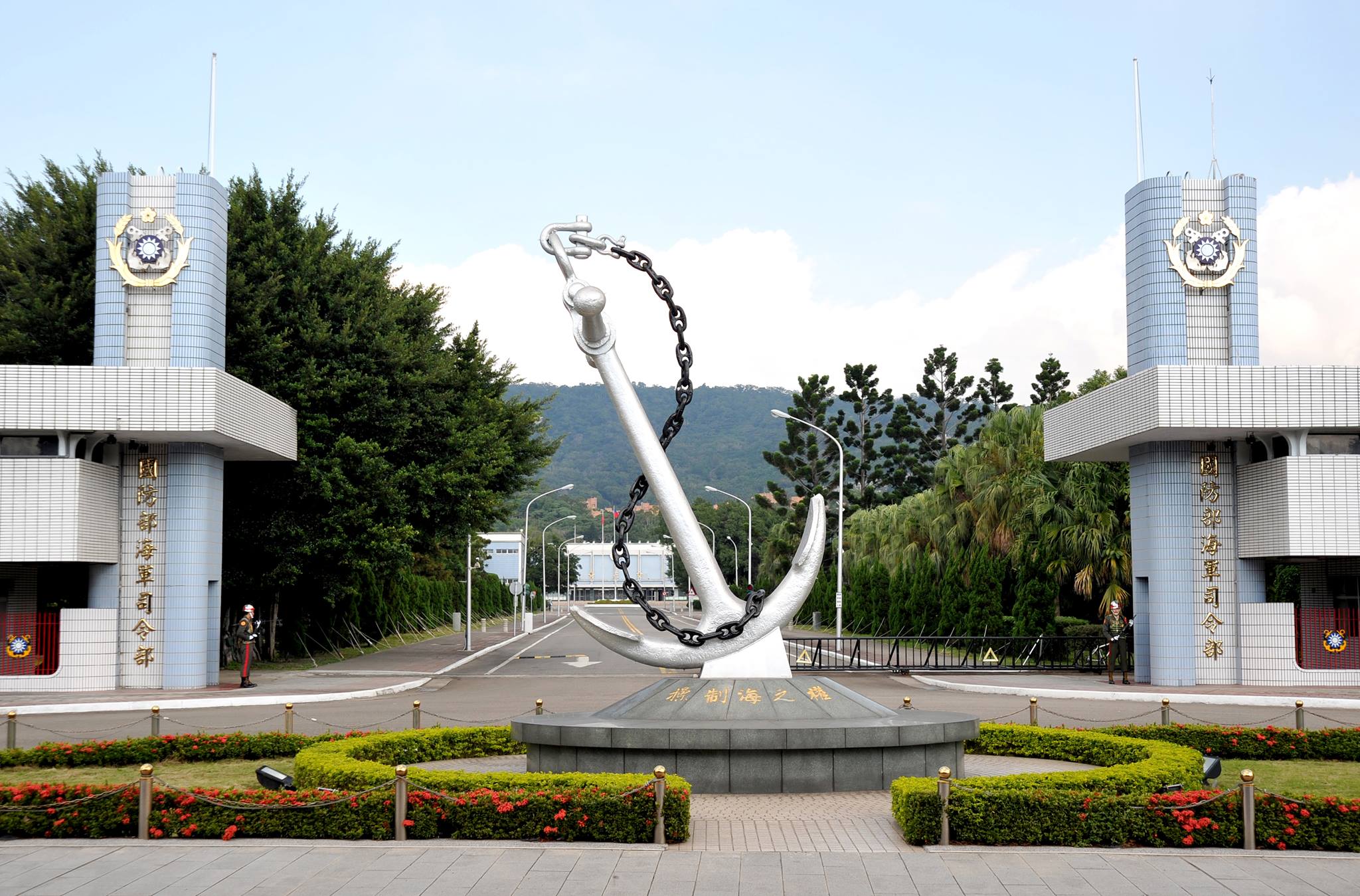 目前在海軍司令部服務的孫姓士官長因公發生車禍，導致腰椎受傷，需長期休養及復健，卻被長官刁難。（翻攝畫面）