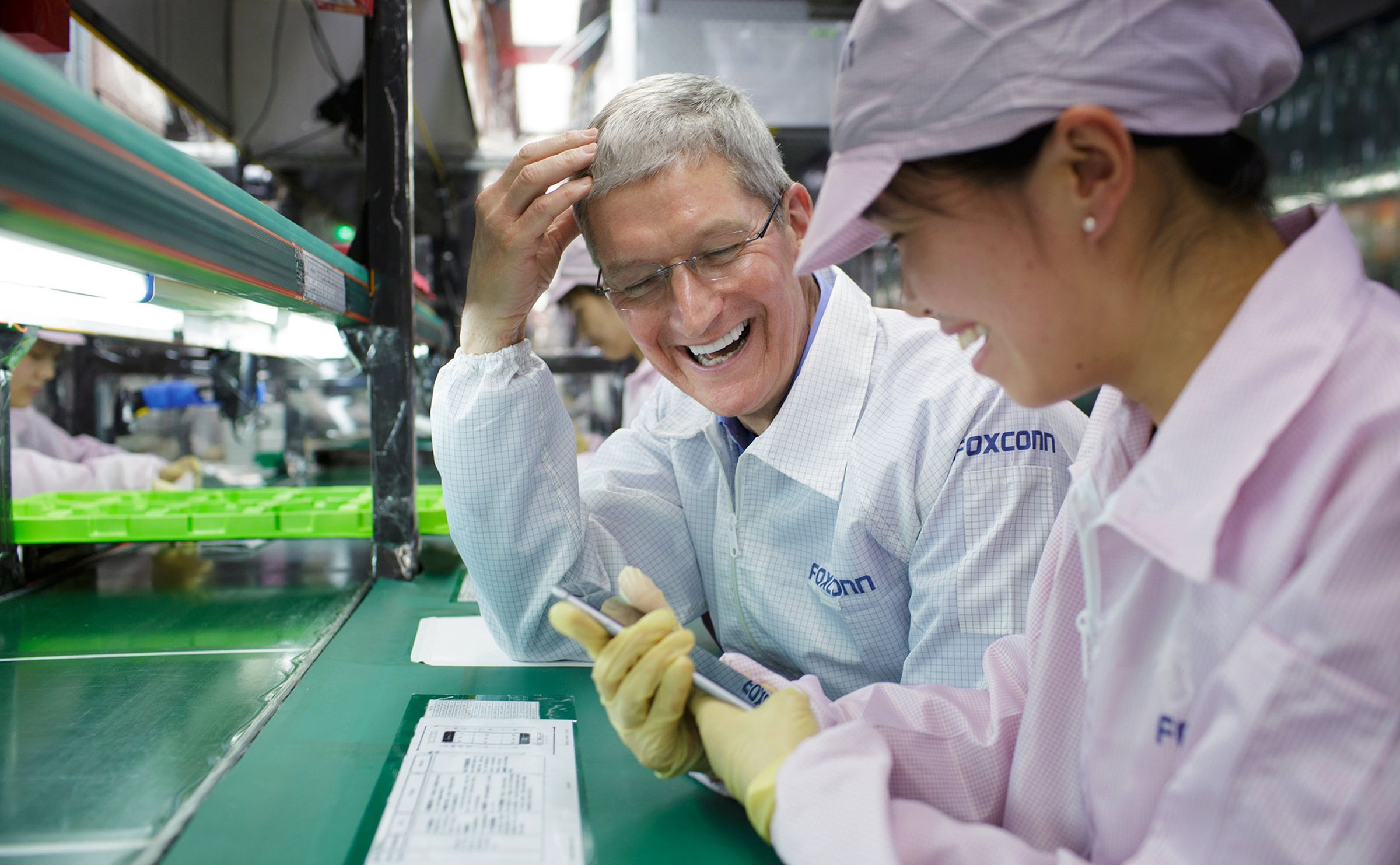 科技大廠蘋果(Apple)碳中和目標提前至2030年完成,其中75%要求供應鏈積極配合。左為蘋果執行長庫克。(翻攝自庫克推特)