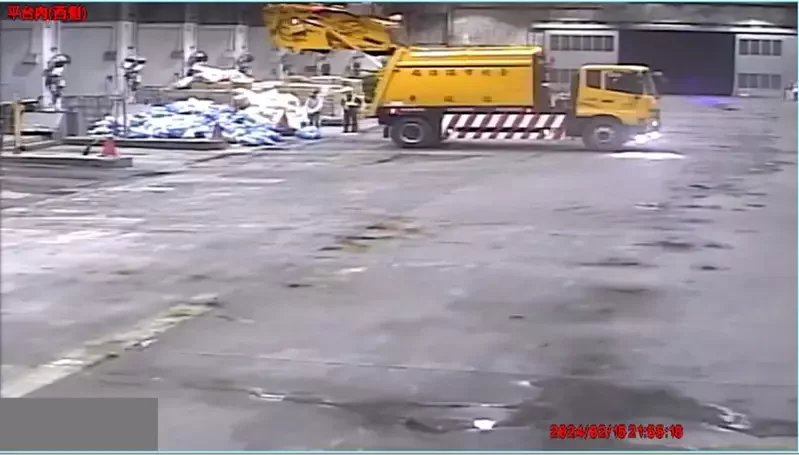 木柵垃圾焚化廠出動4位工作人員，只花了10分鐘，就將民眾遺失的鑽石項鍊尋回。（北市環保局提供）