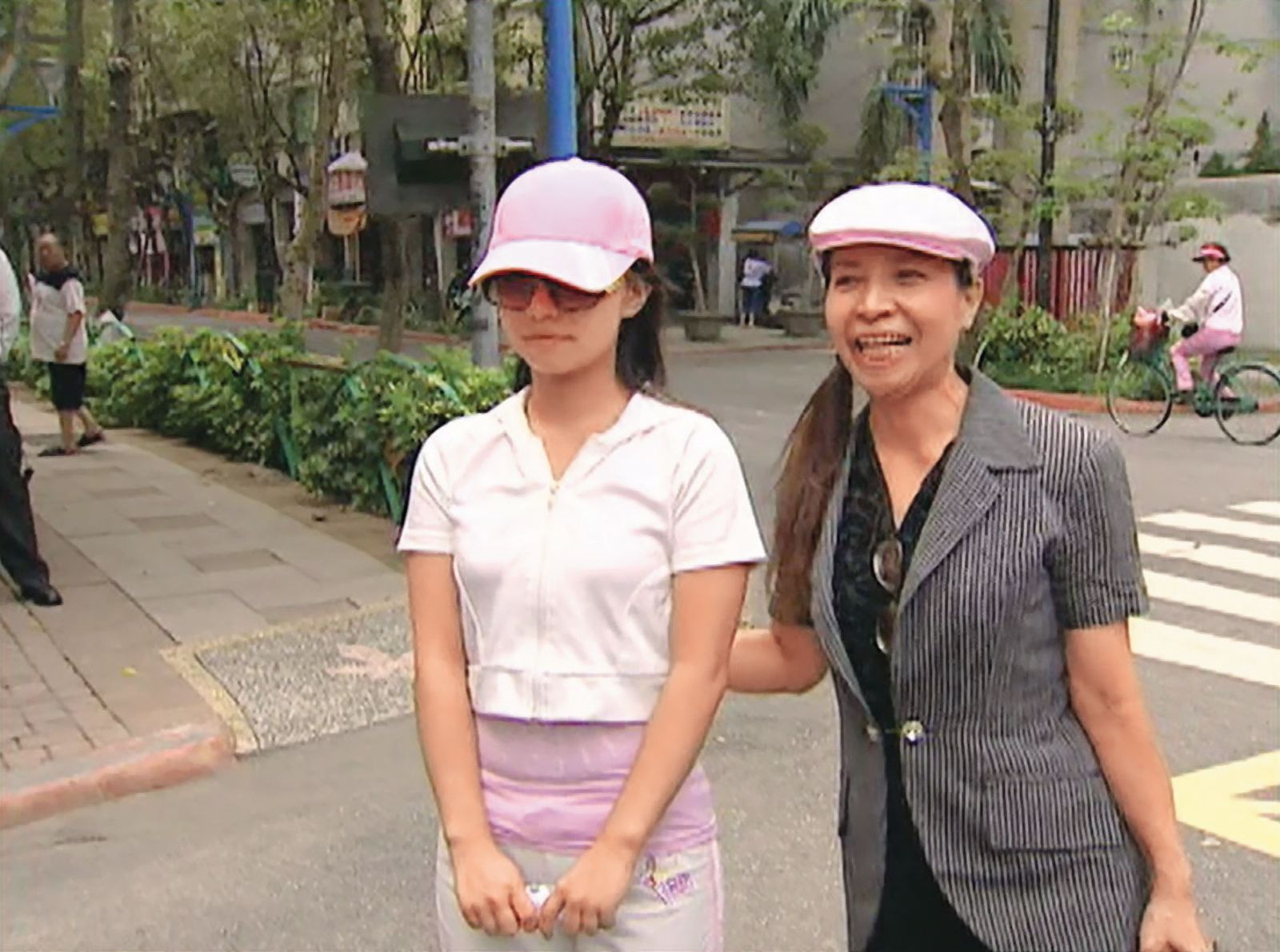 2005年陳麗如(右)代女兒陳子婷(左)提告,要求讓女兒認祖歸宗。(東森新聞圖供)