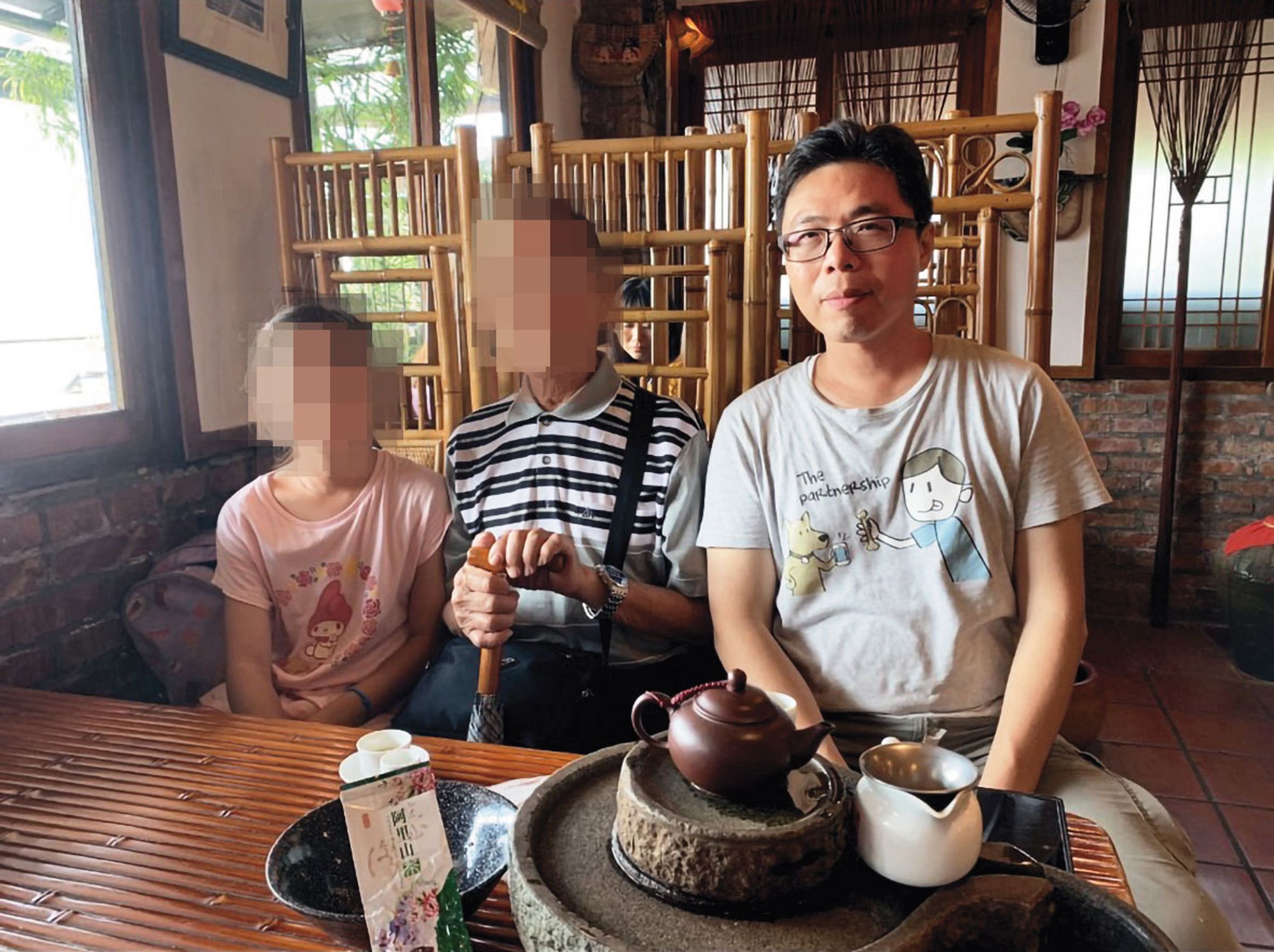 A小姐說父親（中）因病成漸凍人後，自己忙於照護，但陳錦龍（右）至岳父過世始終不聞不問。（讀者提供）
