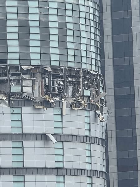 台中新光三越美食街今天發生氣爆意外。（翻攝爆料公社）