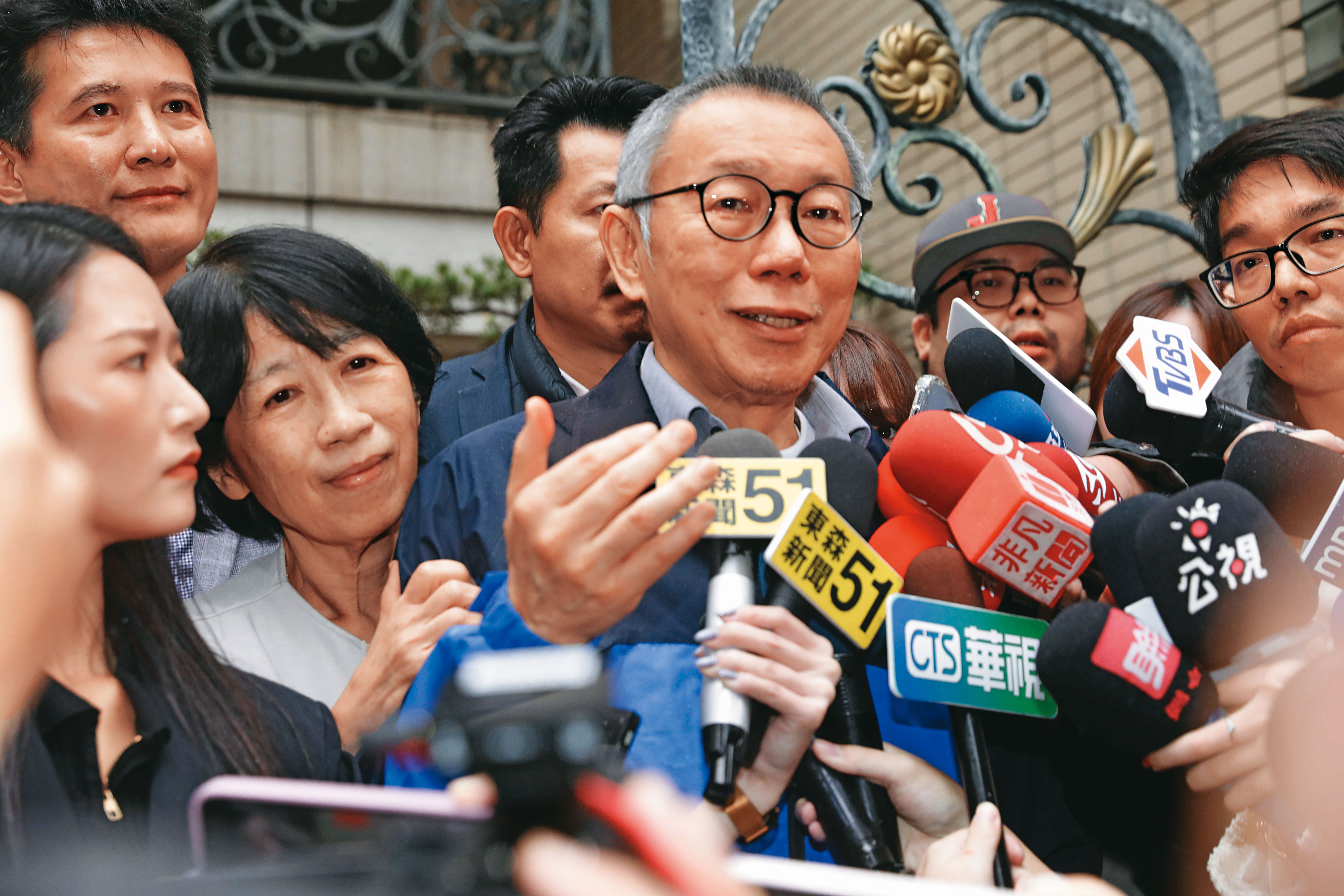 柯文哲以7千萬交保，而且須進行電子監控，創下政治人物涉貪最高保釋金紀錄，重創清廉形象，相當難堪。