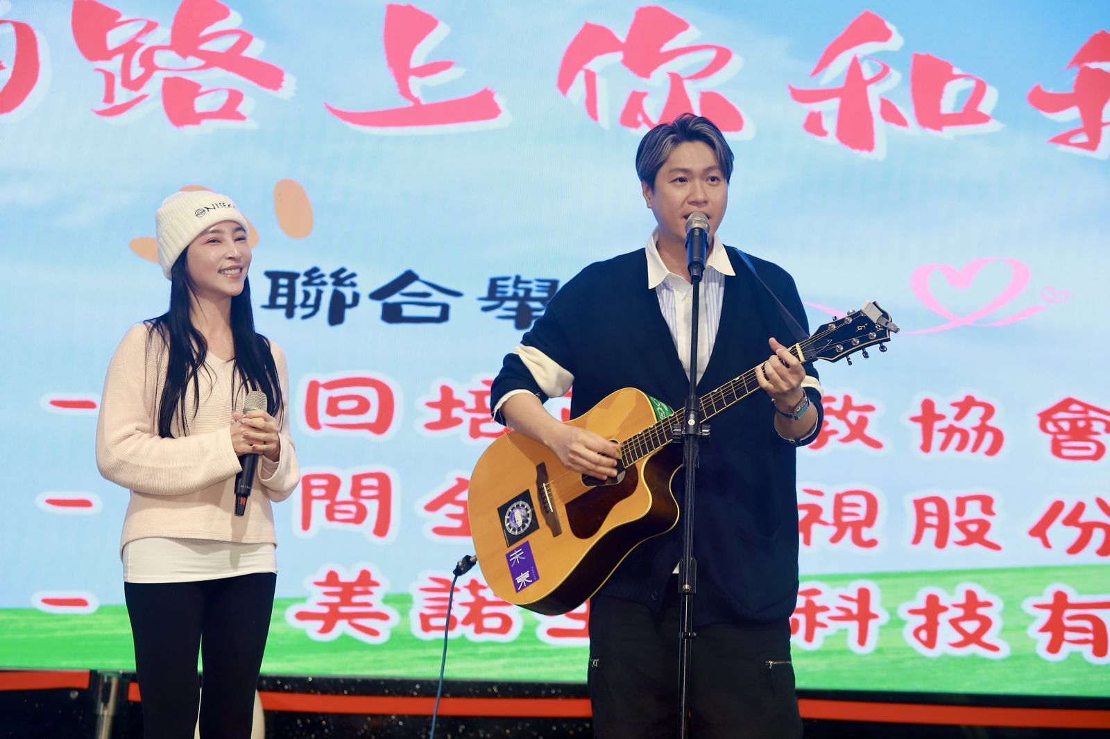 黃少谷自彈自唱跟張家瑋一起炒熱氣氛。(民視提供)