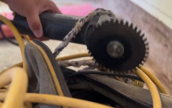 36歲裝修師傅施工遭鋸片劃破陰囊，睪丸外露濺血送醫搶救。這竟不是最嚴重的？醫說出真相。（翻攝畫面）