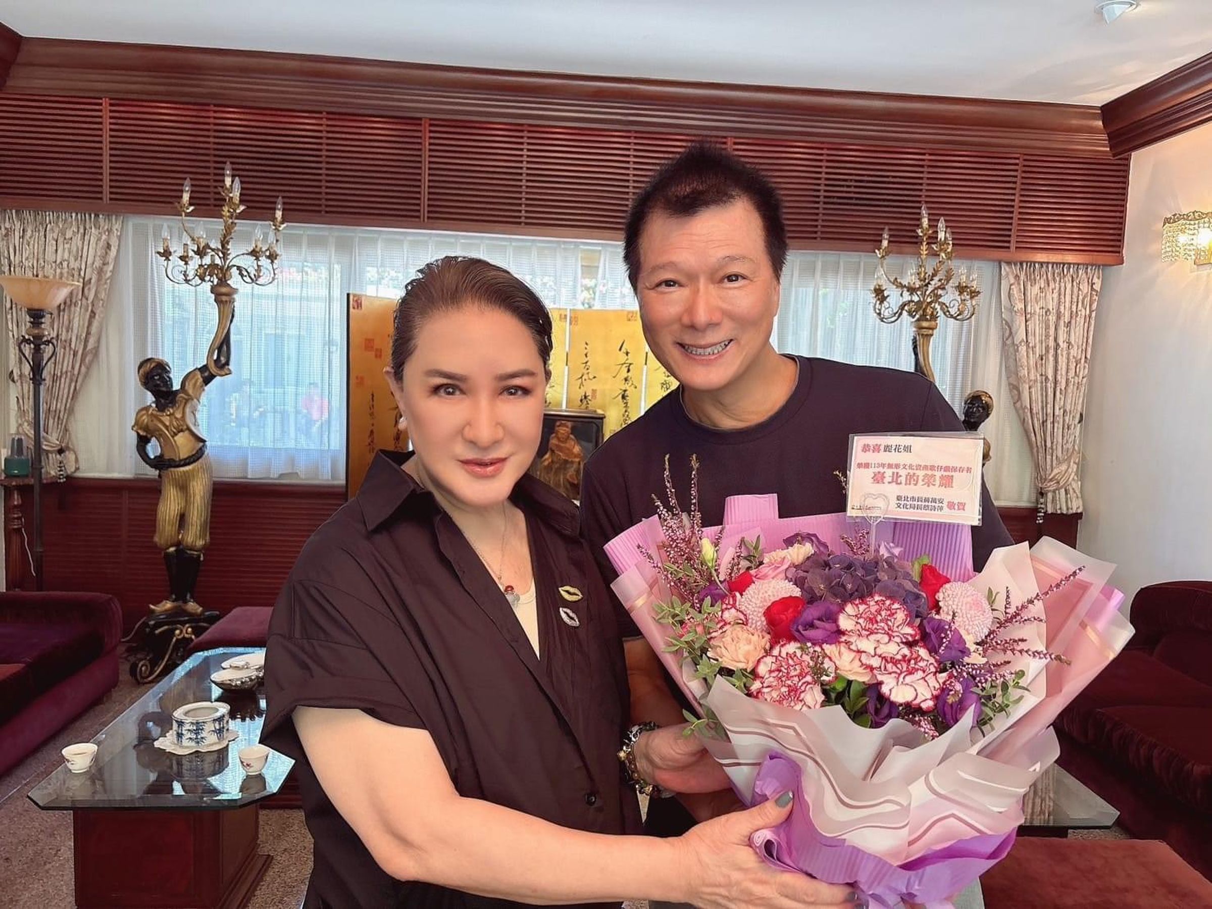 79歲楊麗花(左)近照曝光,神采不減當年。(翻攝自蔡詩萍臉書)