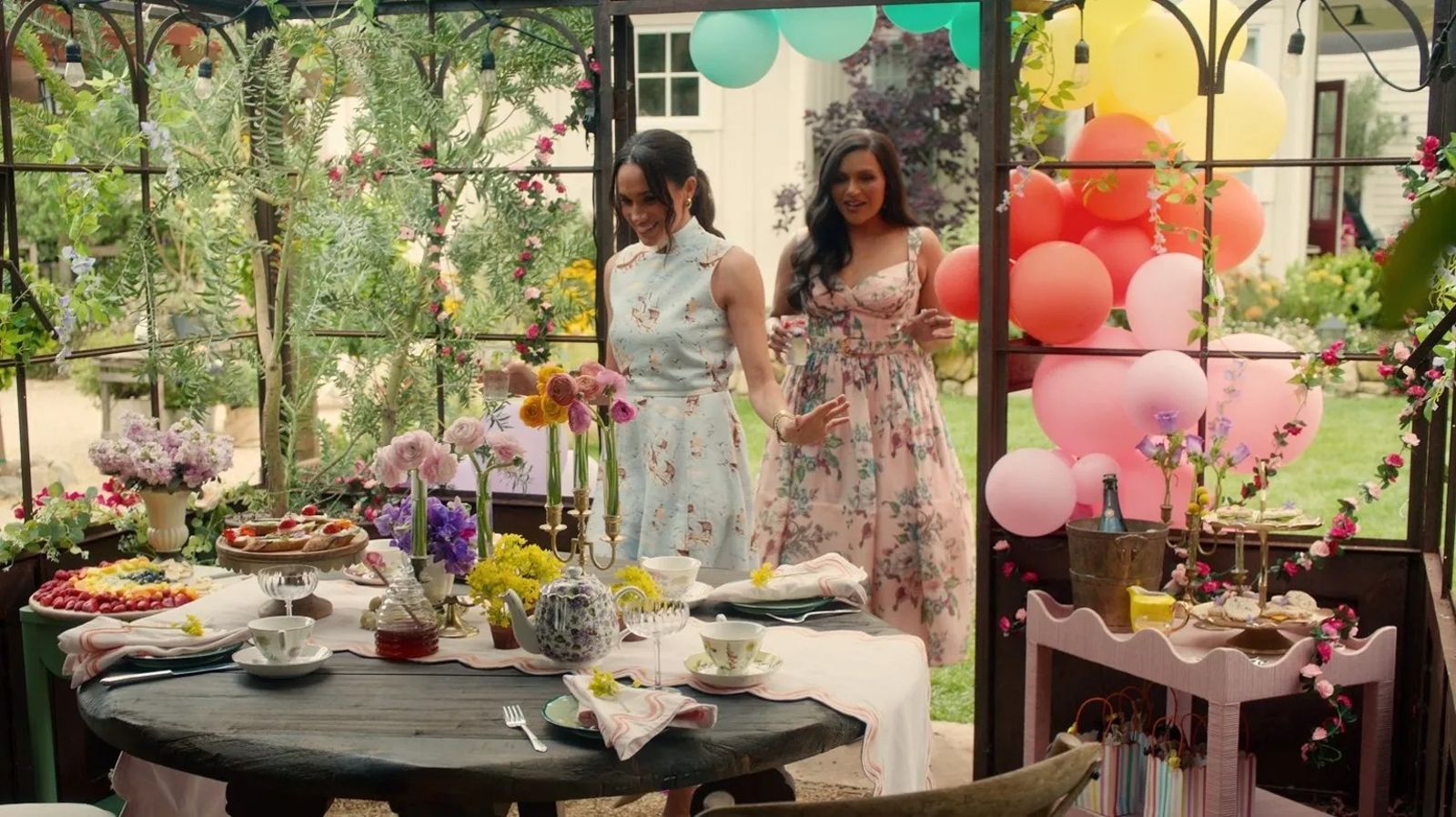 梅根與好友Mindy Kaling聚會。(翻攝Netflix)