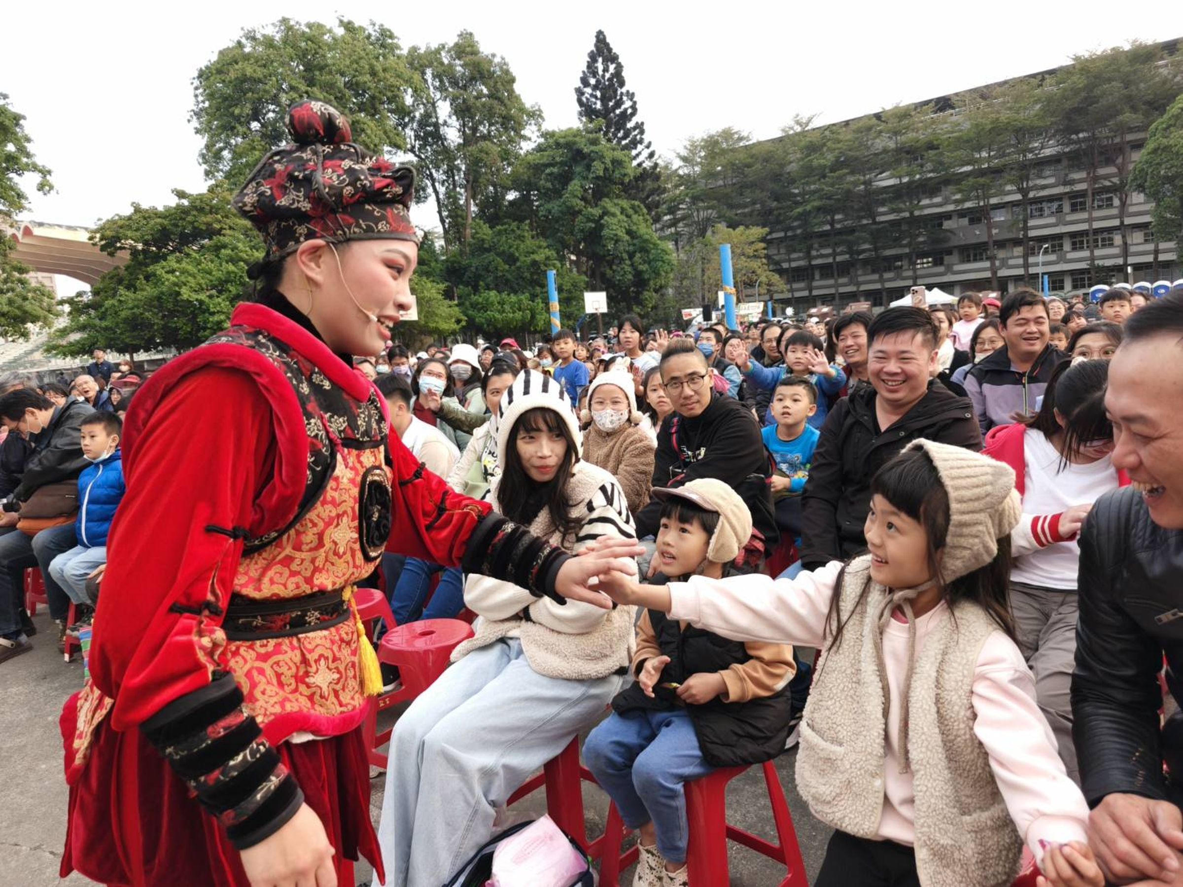 《武松打虎》劇情讓小朋友看得超興奮。(紙風車劇團提供)