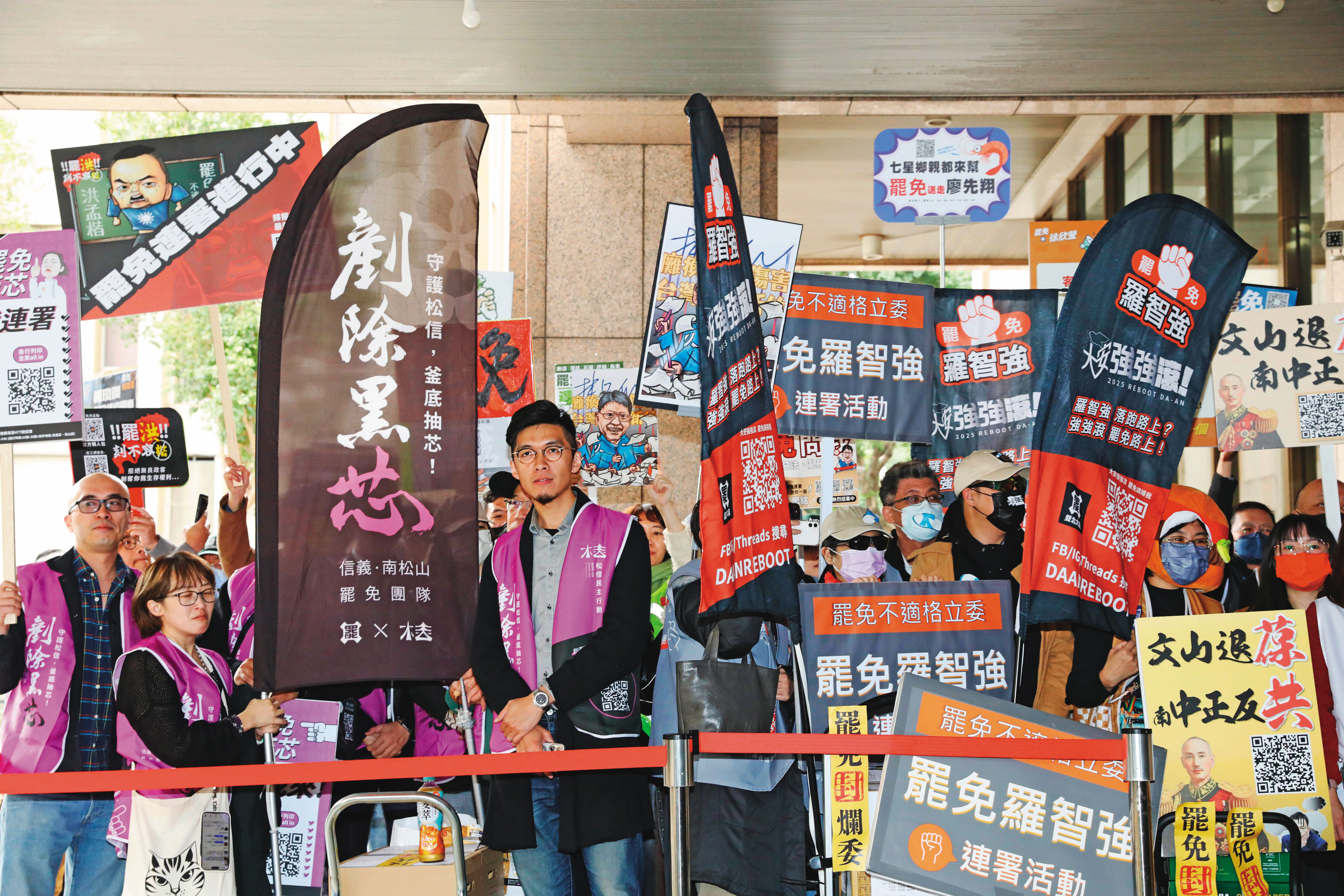 罷藍委公民團體已對台灣本島所有泛藍區域立委送出罷免第一階段提議書。