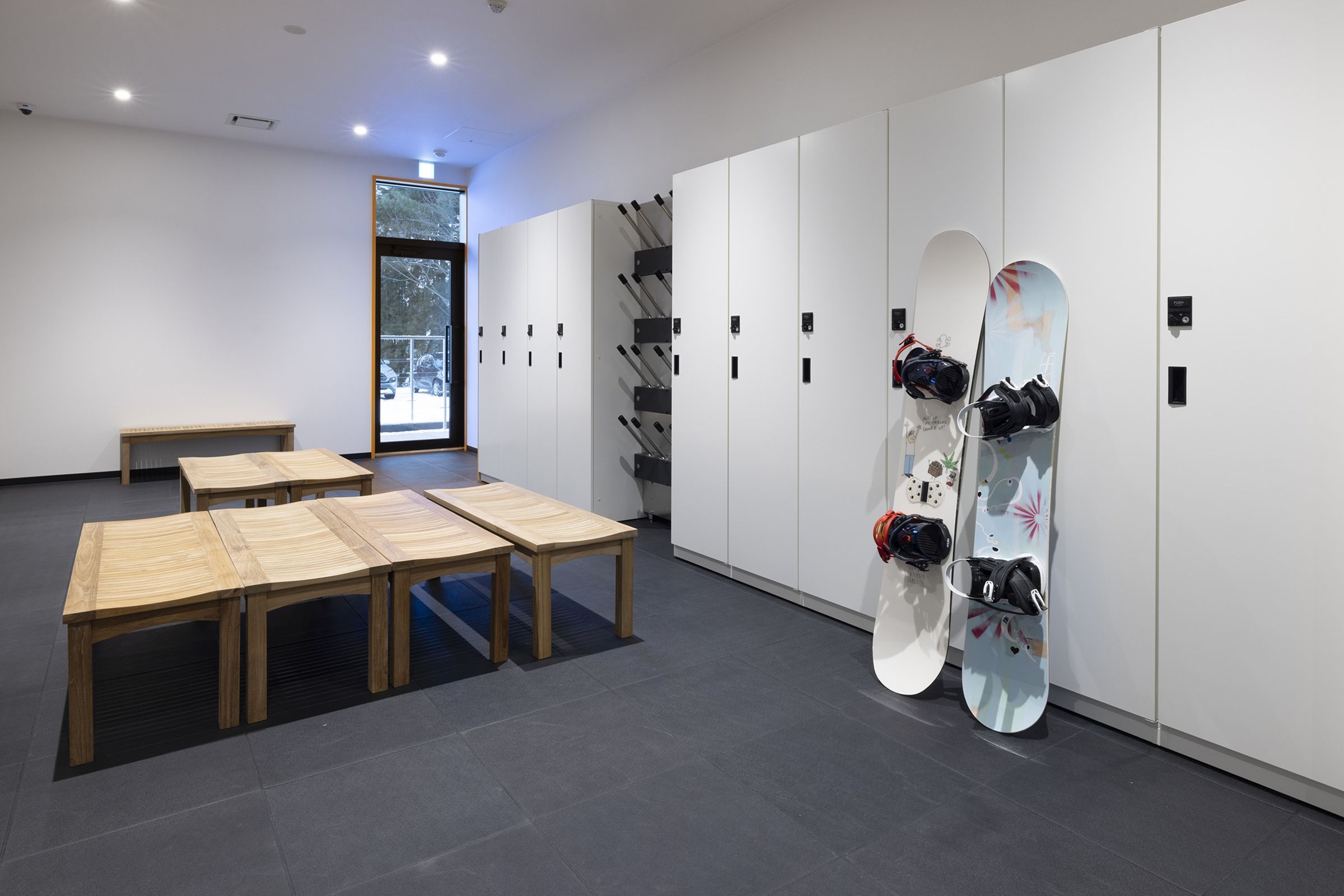 飯店設有Ski Room，讓住客可輕鬆收納與穿脫滑雪器材。（Nozo Hotel提供）