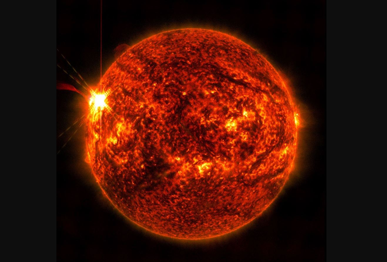 NASA於5 月 14 日拍攝的影像，捕捉到一枚強烈 X 級太陽閃焰自太陽左側邊緣爆發的瞬間。（翻攝nasa.gov）