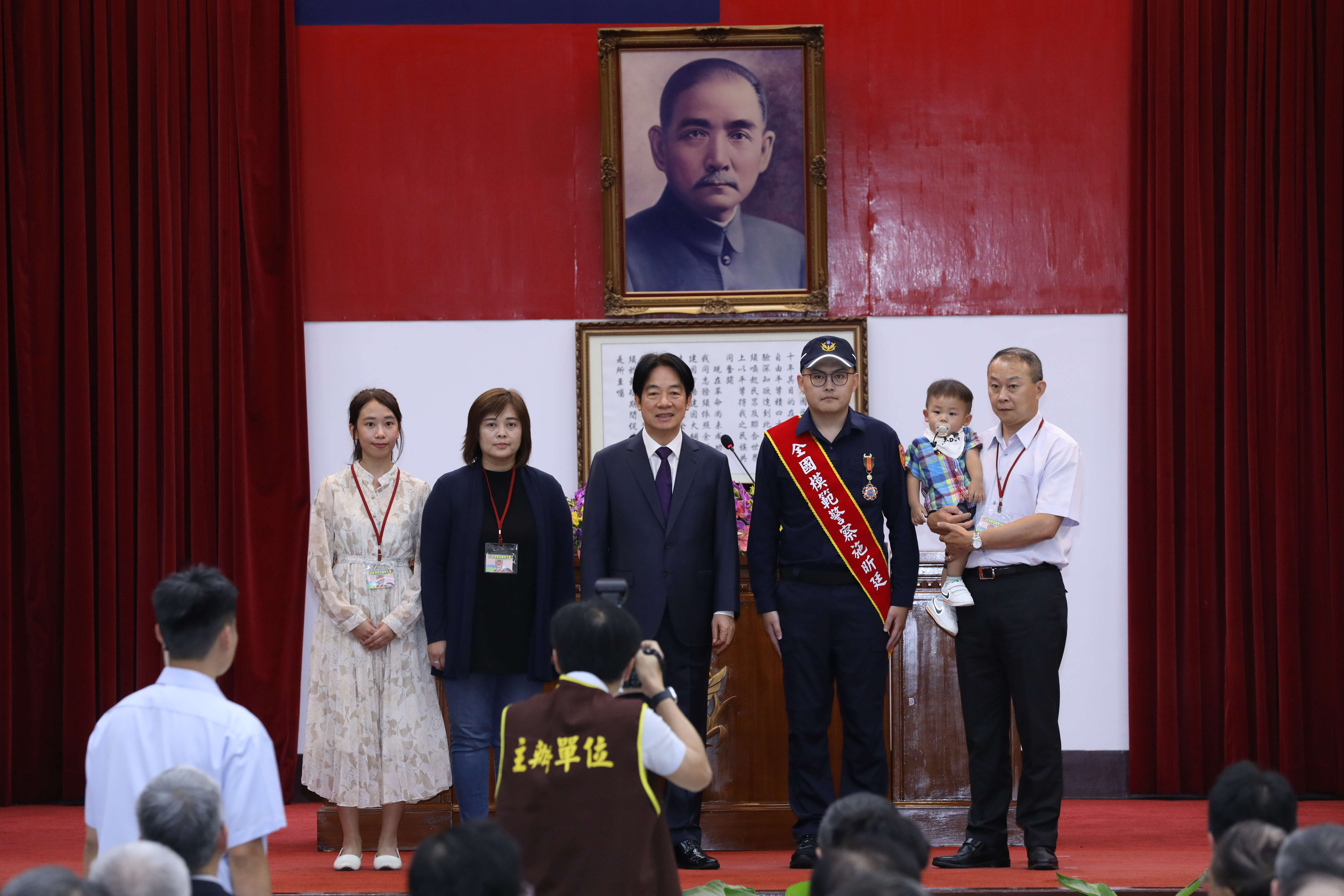 總統賴清德出席警察節慶祝大會，親頒榮譽紀念章給予全國模範警察。