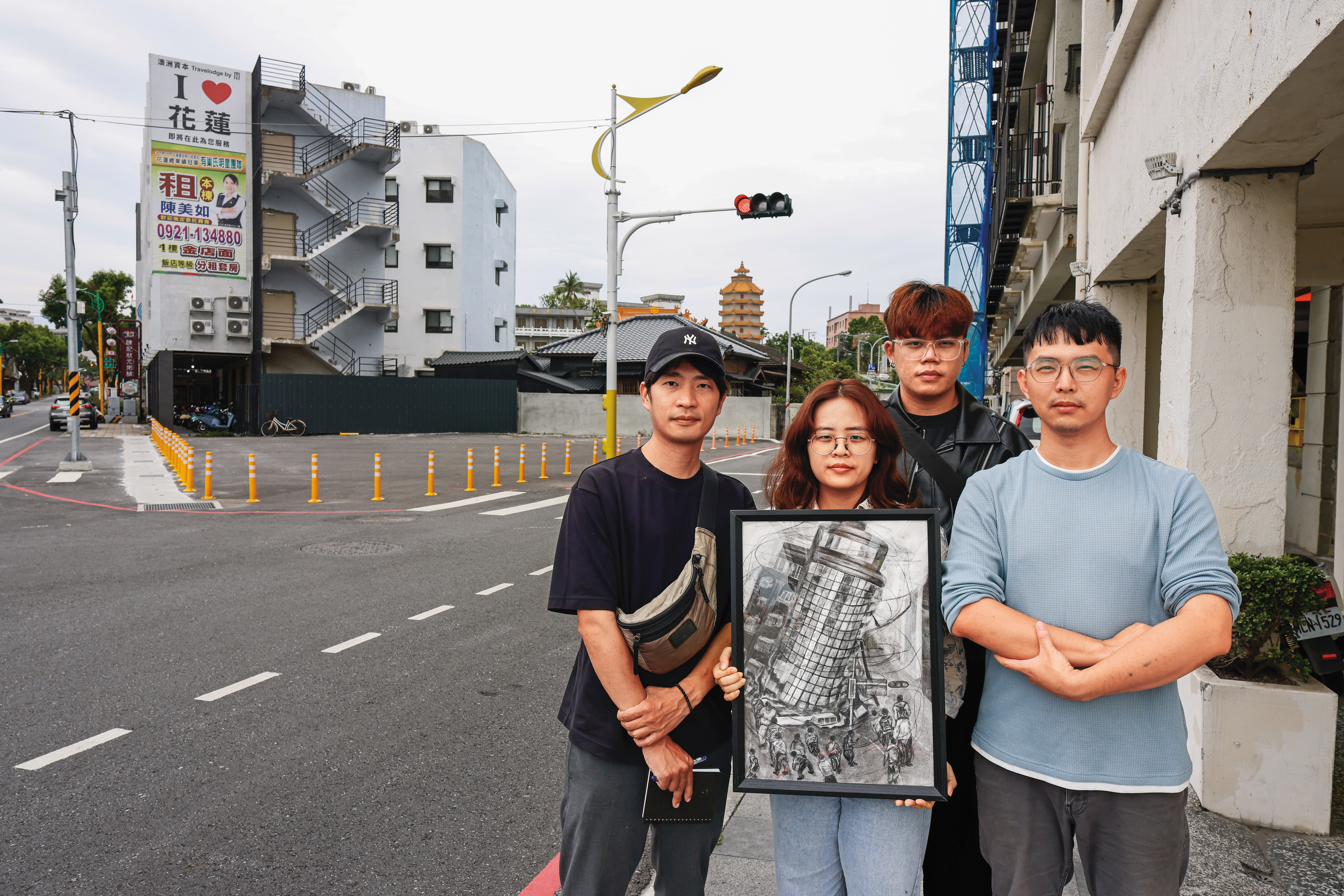 傾倒的天王星大樓是寫生團來不及畫到的場景，但他們仍以攝影師黃庭筠的照片為本，作畫紀念。