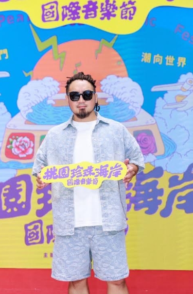 記者會上，Matzka演唱〈歡迎回家〉。（桃園市政府提供）