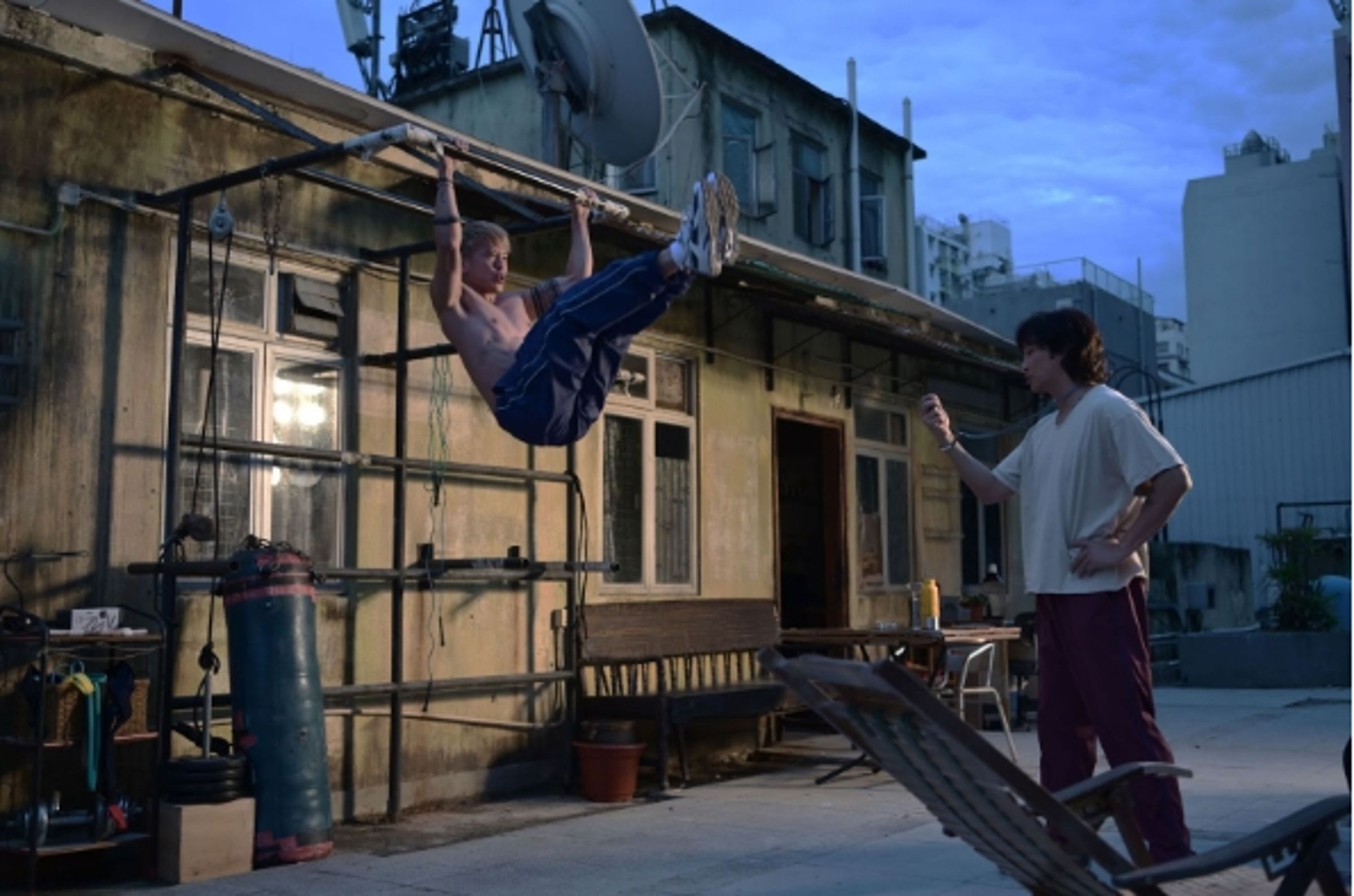 譚耀文（右）和林家熙（左）在《拼命三郎》飾演父子。（華映娛樂提供）