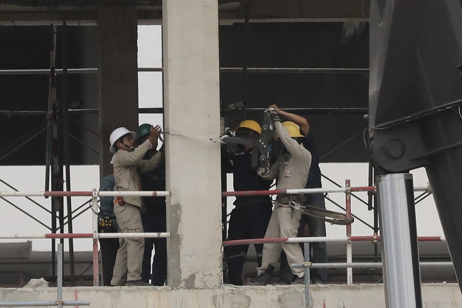 泰國政府成立調查小組檢查崩塌大樓的鋼材。