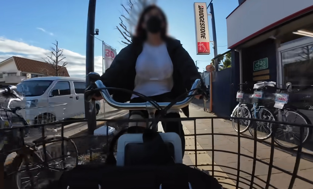 日本YouTuber為了流量,拍攝無罩騎腳踏車影片,希望衝高點閱率。(翻攝YT頻道「ag_rinko」)