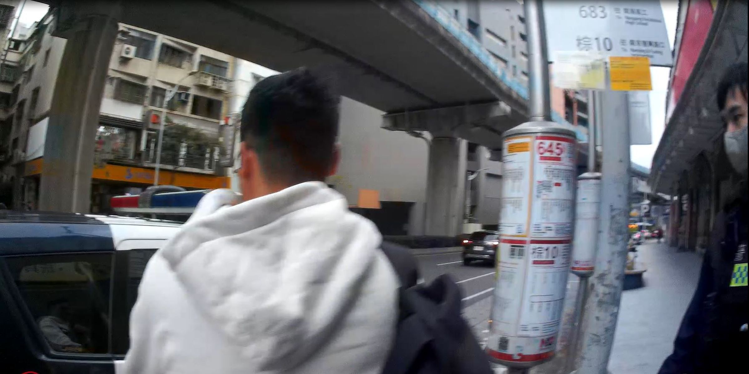 警方當場逮捕車手。(內湖分局提供)