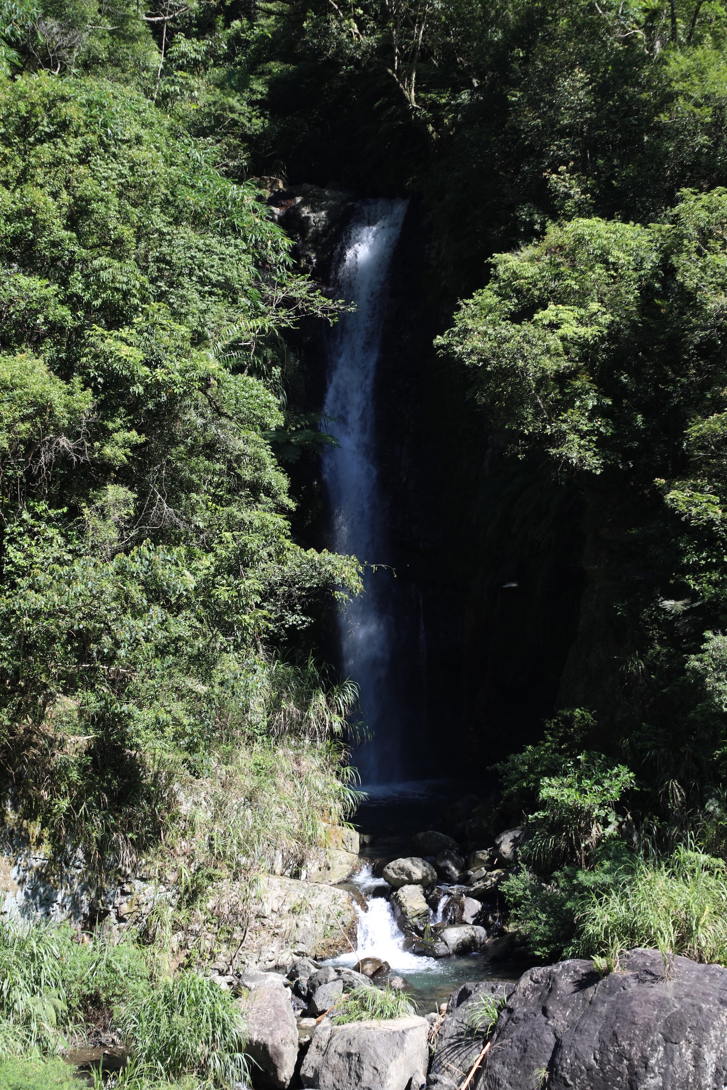 從園區入口沿著觀瀑步道前進,不久就能遠眺對岸岩壁上涓涓細流的烏沙溪瀑布。