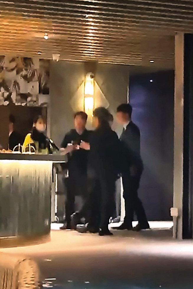 警方獲報上門勸導,但待了幾分鐘就離開。(讀者提供)