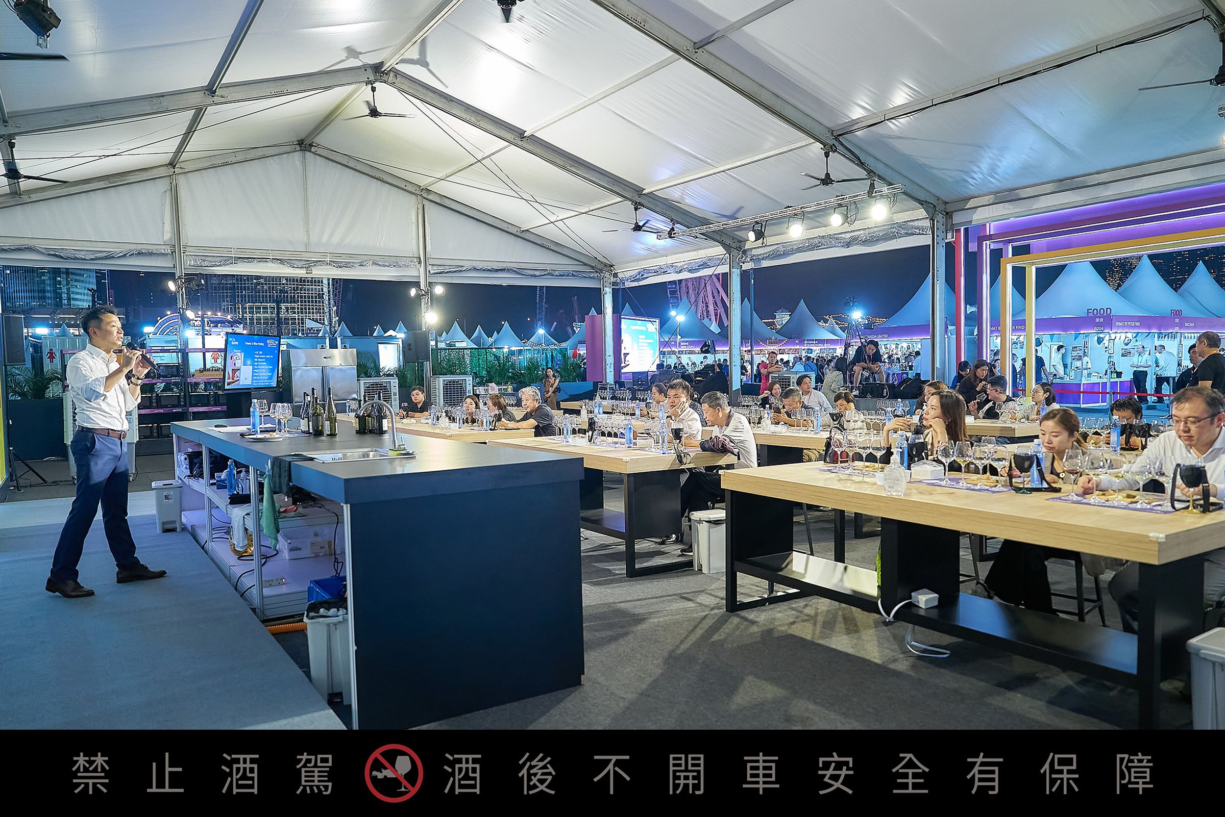 參加知名侍酒師開設的品酒課，讓每瓶酒喝起來不再只有個人對風味的偏好，更多了品味樂趣。（香港旅遊發展局提供）