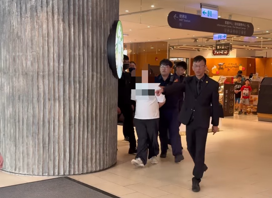 有網友目擊廖女大鬧台北101的星巴克，後遭警方強制帶回警局。（翻攝自Threads@graham840730）