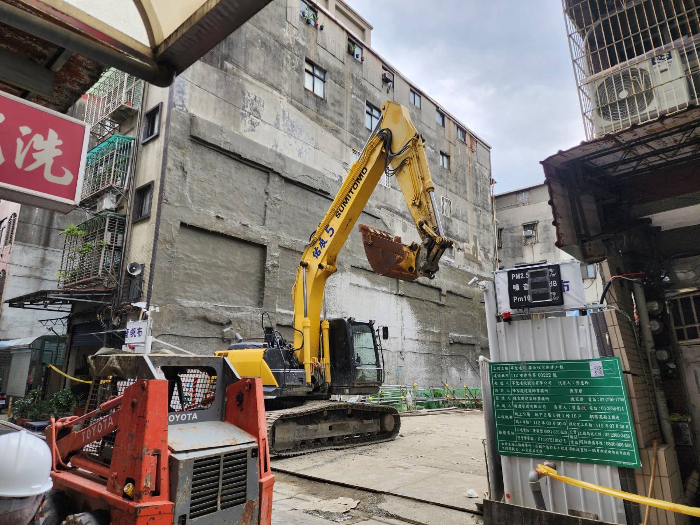 三重區六張街建案基地開挖不慎造成嚴重損鄰案件，廠商已經調派機具緊急處理中。（新北工務局提供）