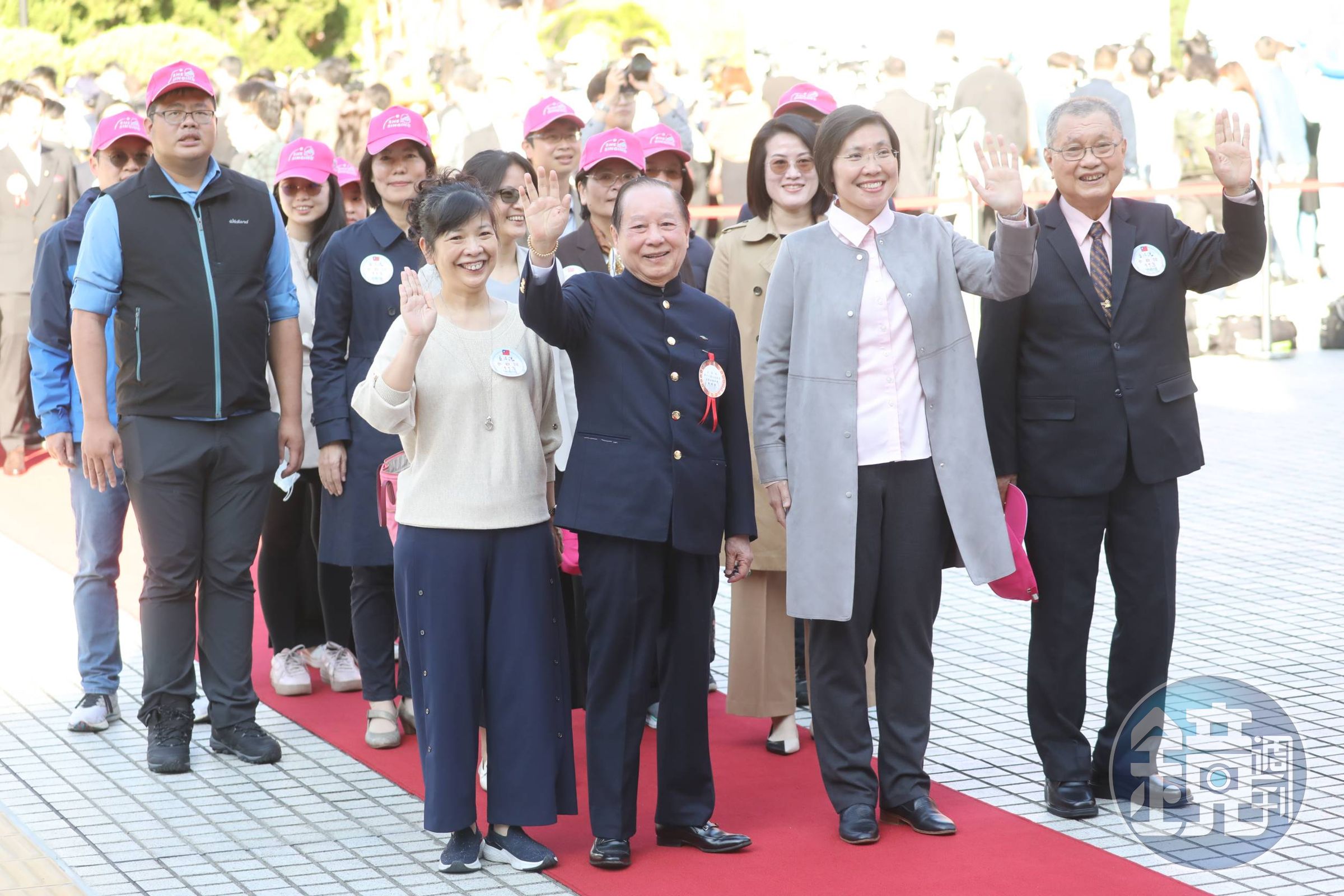 國民黨立委徐欣瑩回鍋立法院，一起走紅毯的是她的師父妙天禪師。