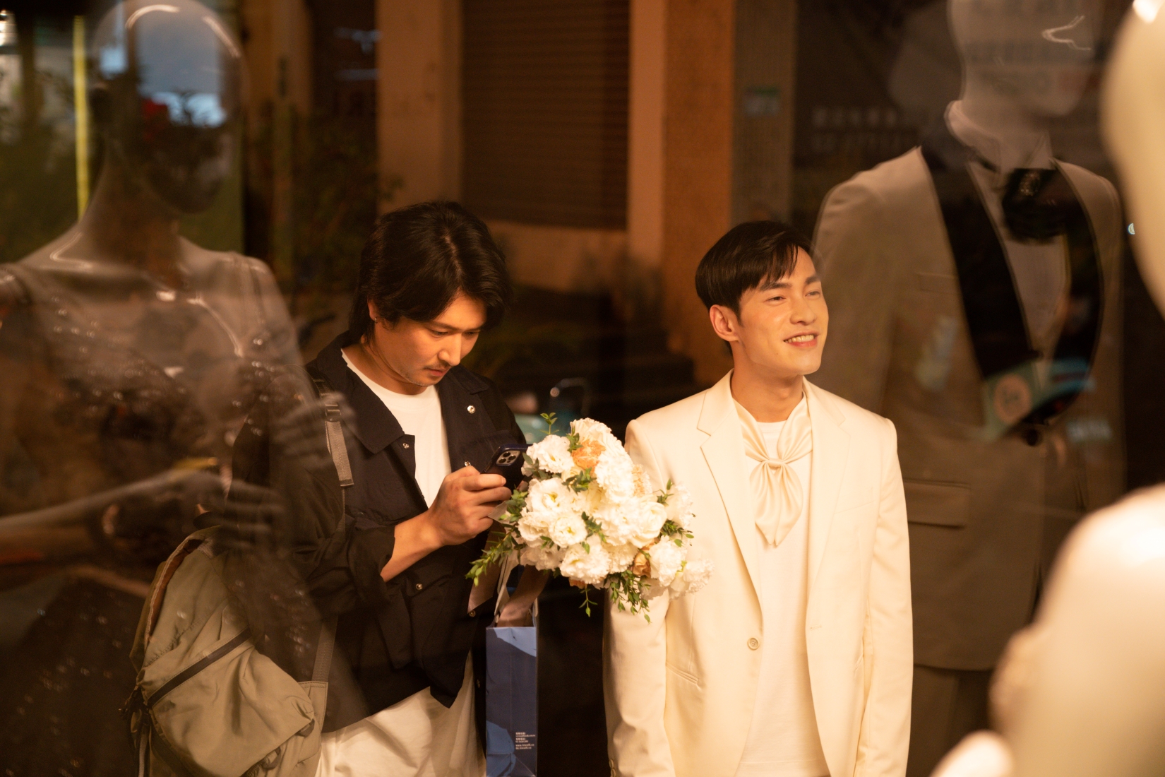 由張書豪飾演的小志（圖右）抽到好友婚禮的捧花後想婚了頭，頻頻暗示男友馬克（圖左，邵翔飾）應該主動求婚。（紅杉娛樂提供）