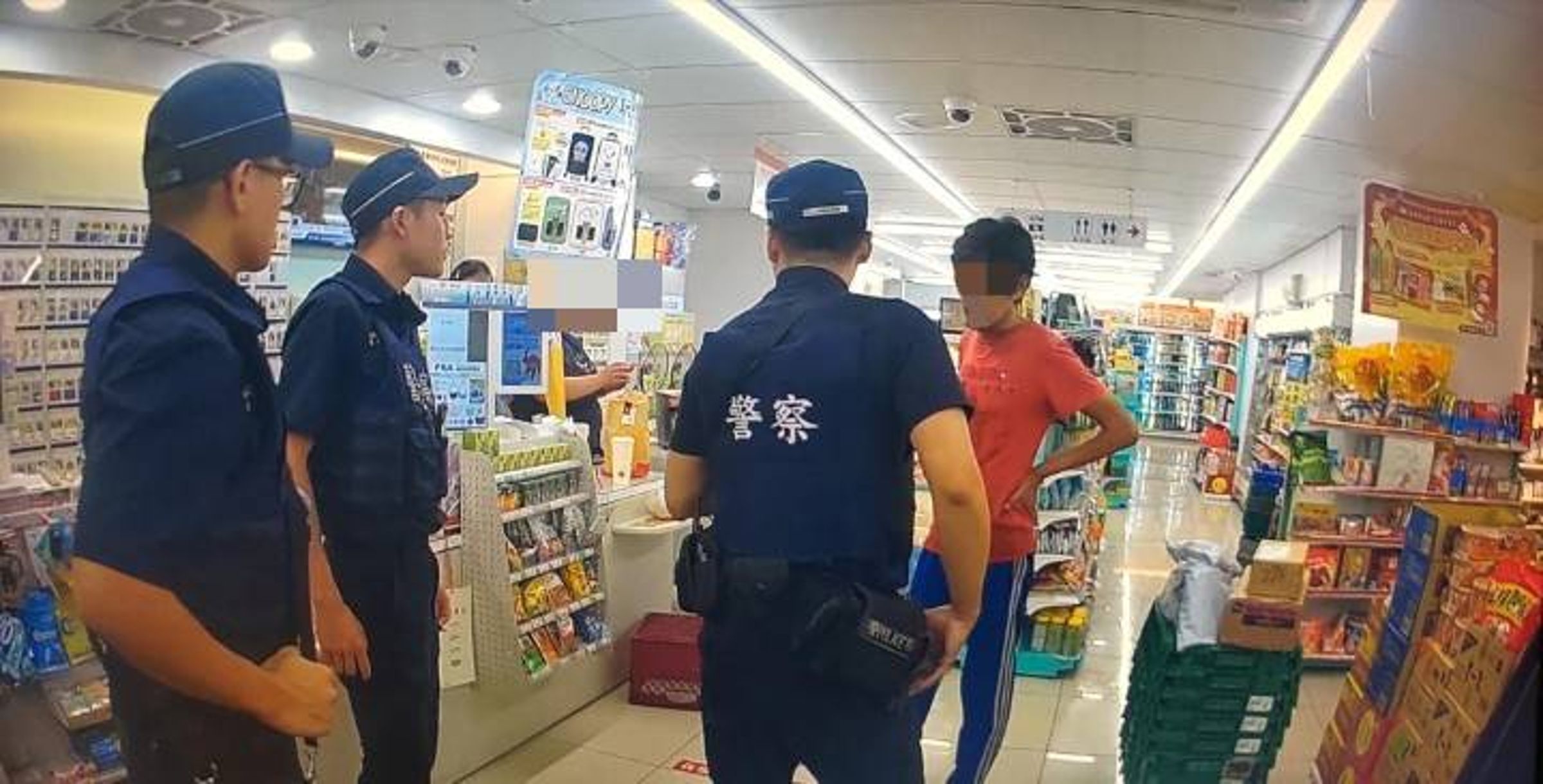 高男沒錢結帳還攻擊店員，見警方到來不敢透露自己身分資料。（翻攝畫面）