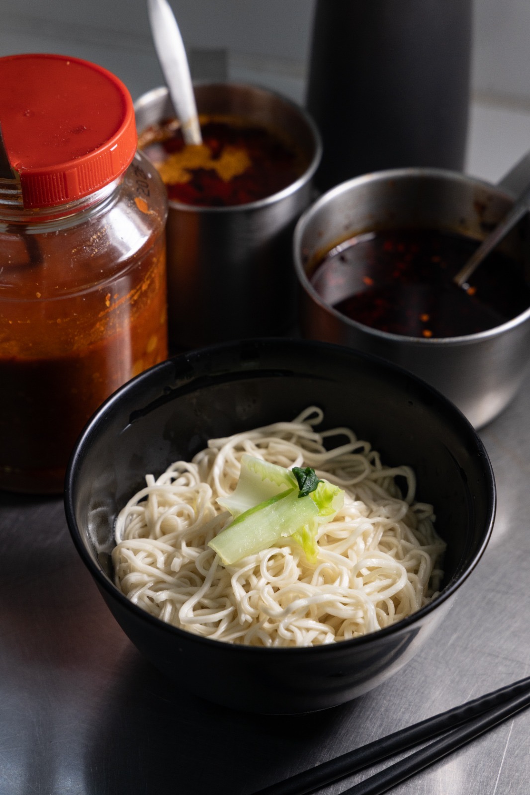 「智光乾拌麵」的白細麵條彈牙且層次感十足。（鄭祺耀攝）