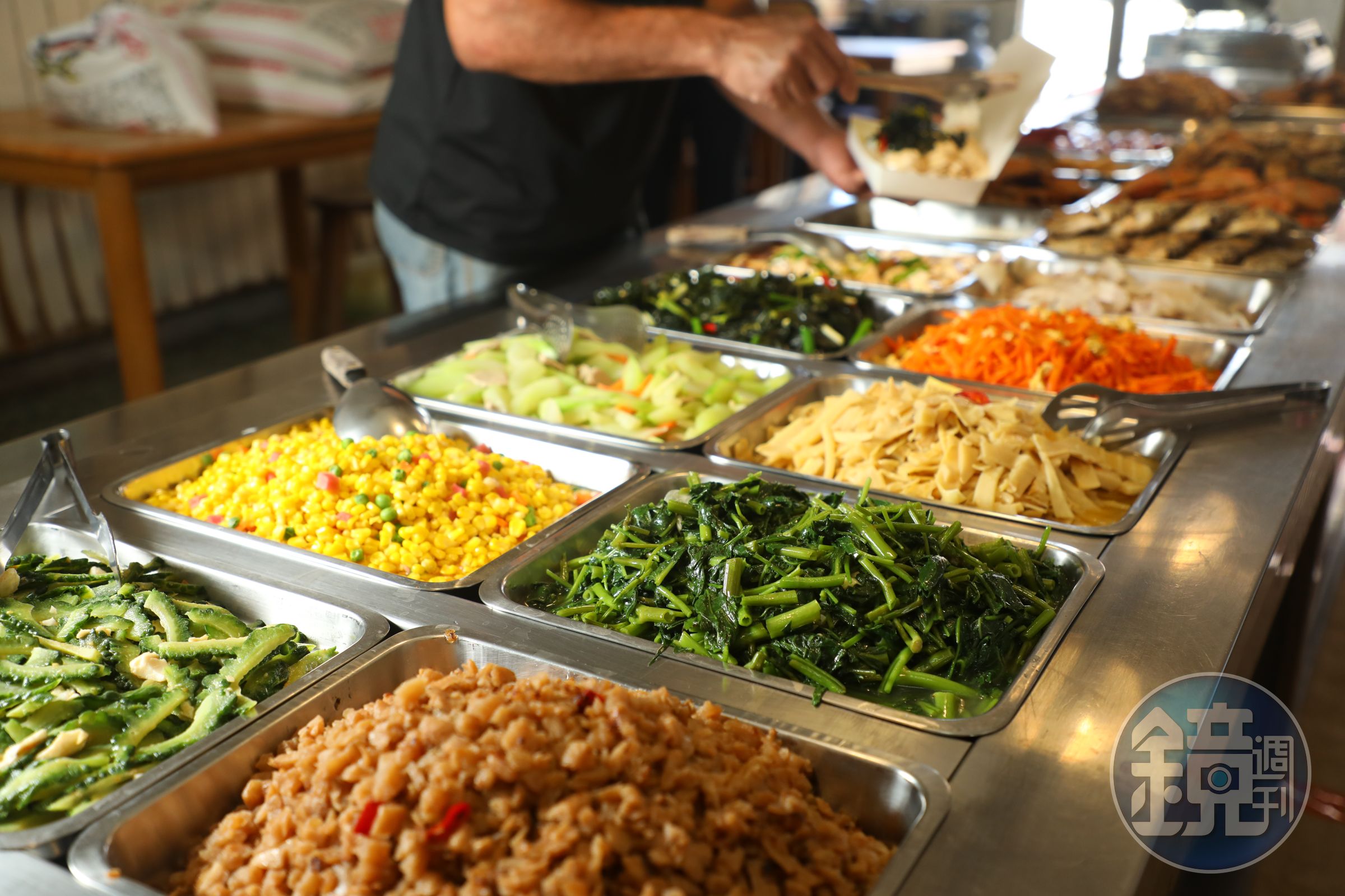 自助餐供應的蔬菜全都是邱雲妹每天早晨到菜園現摘而來。