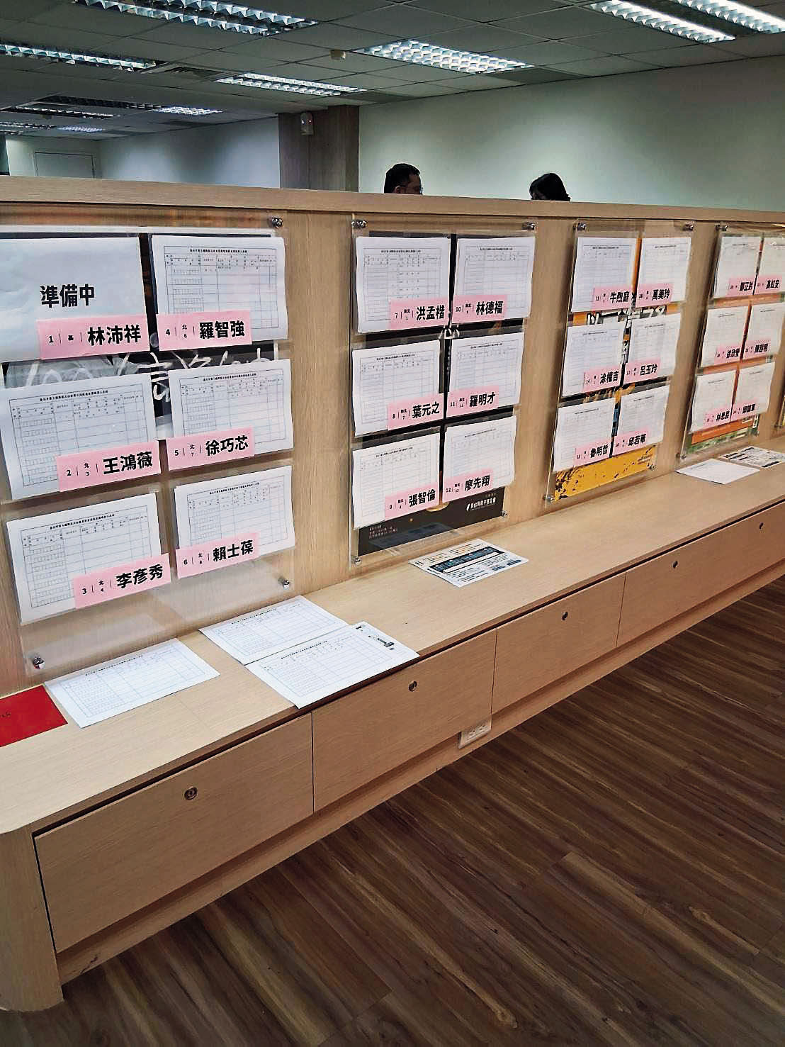 辜寬敏基金會將辦公室轉型成大型連署站,備妥全國35區罷藍連署書,方便民眾前往填寫。(辜寬敏基金會提供)