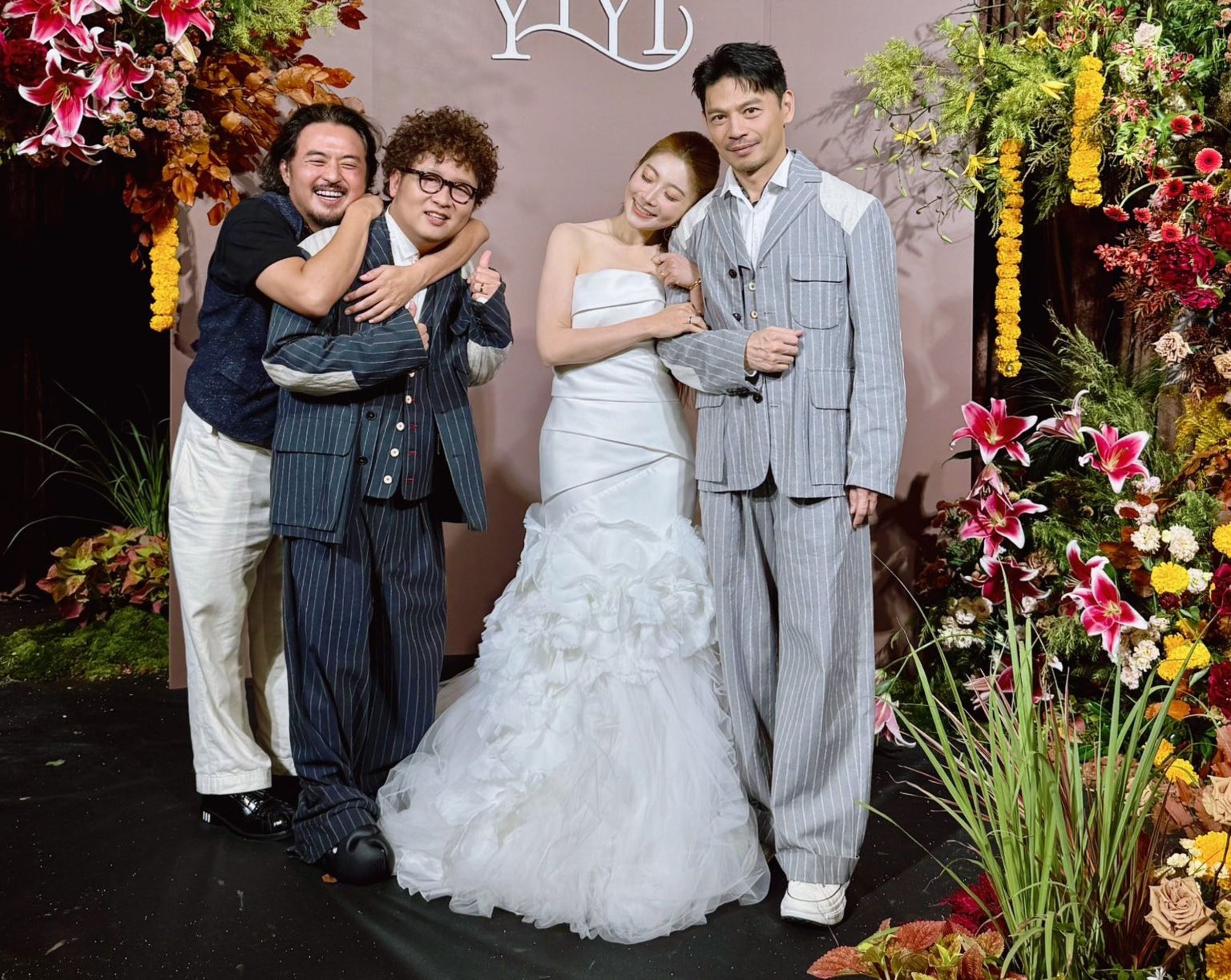 納豆(左二)和依依(右二)結婚,阿Ken(右)擔任婚禮主持人,雙方搞笑拍照。(翻攝阿Ken臉書)