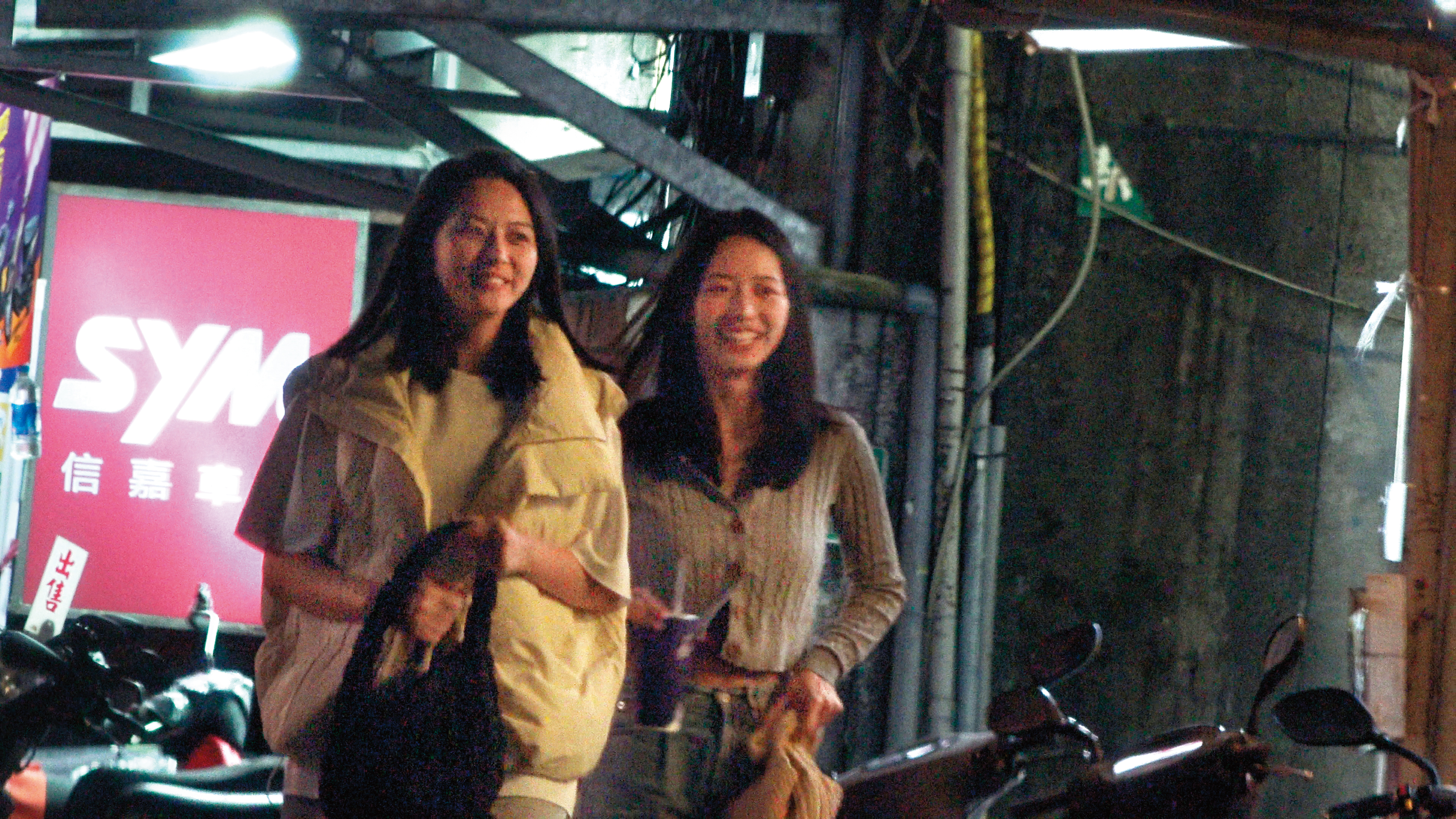 21：28，吳品潔（左）跟姐妹淘張菁菁走出店外，看得出來聚餐過程十分開心。（圖／鏡週刊提供）