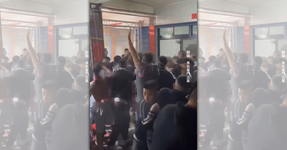 宮廟接駕，因譏笑乩童不專業，引發大亂鬥。（擷取臉書「黑色豪門企業」）