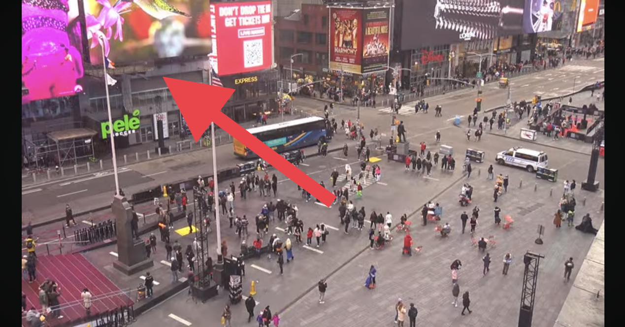 小商人預告從現在起，新北國三生「乾哥乾妹」廣告，將登上紐約時代廣場的看板。（翻攝自Gtokevin小商人靠北幹古股份有限公司臉書）