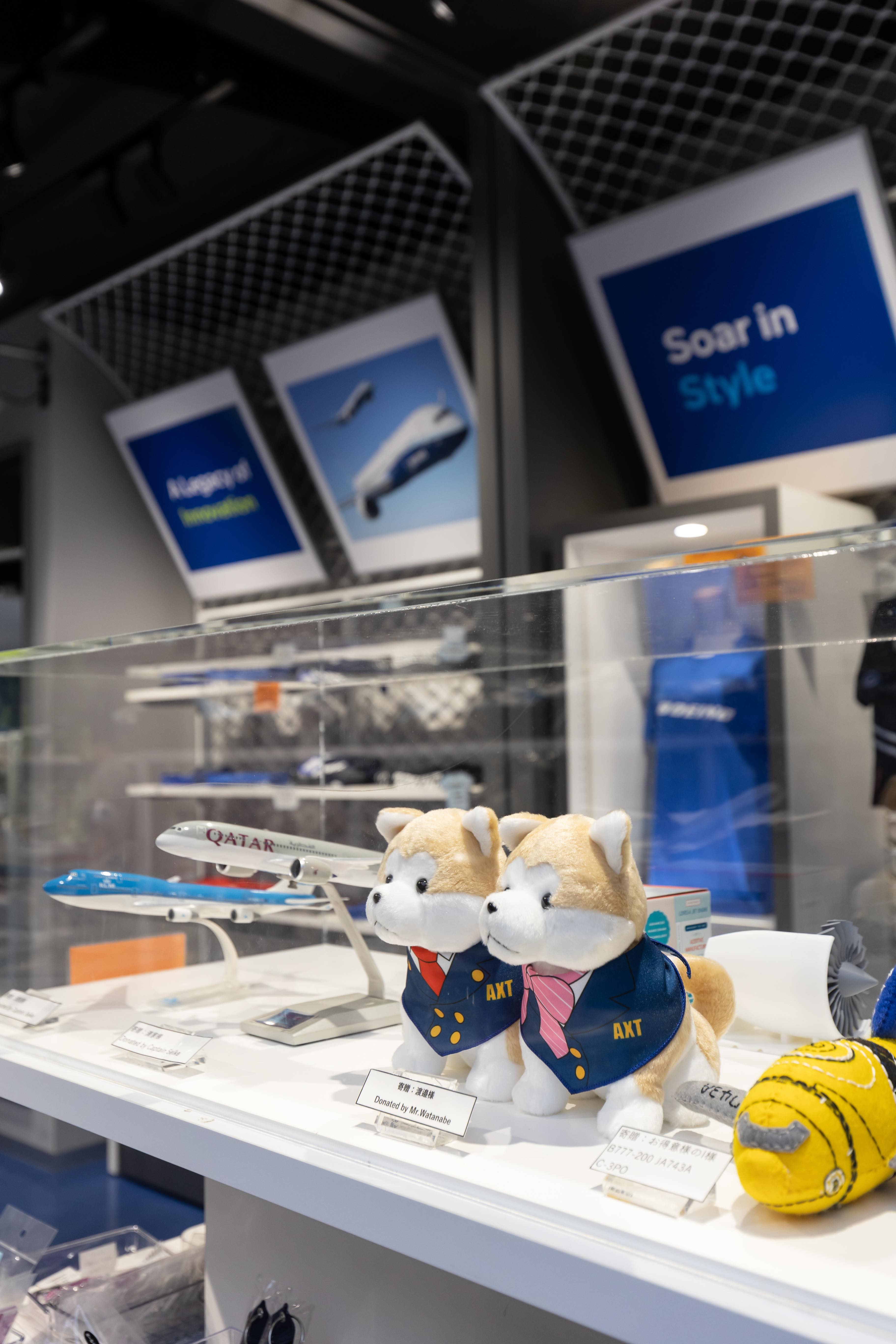 專賣店裡有從美國西雅圖直送的Boeing官方授權飛機模型、帽子、T恤等航空主題服飾，也有鑰匙圈、文具等小物很適合航空迷收藏。