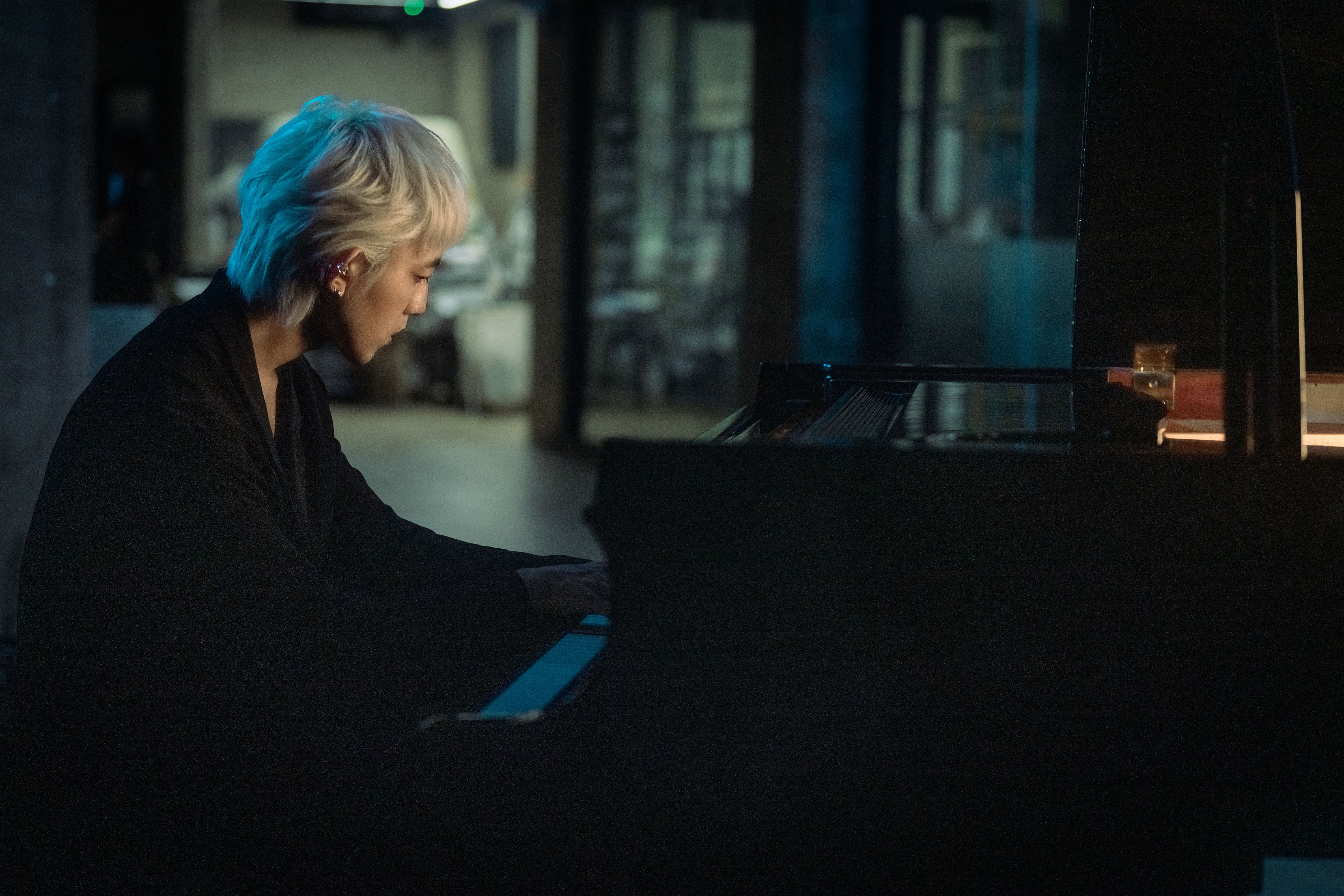 林宥嘉首度在MV中展現了彈鋼琴的模樣。（華研國際提供）