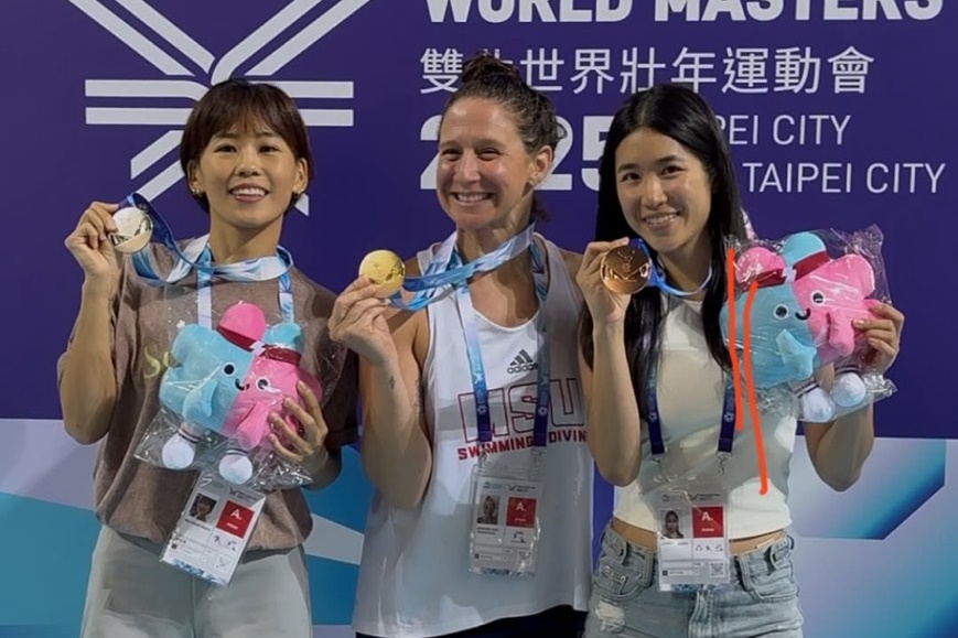 繼昨日在35歲組女子50公尺仰式項目摘銀後，謝伯韶（右1）今日在200公尺混世奪銅。（翻攝自謝伯韶IG）