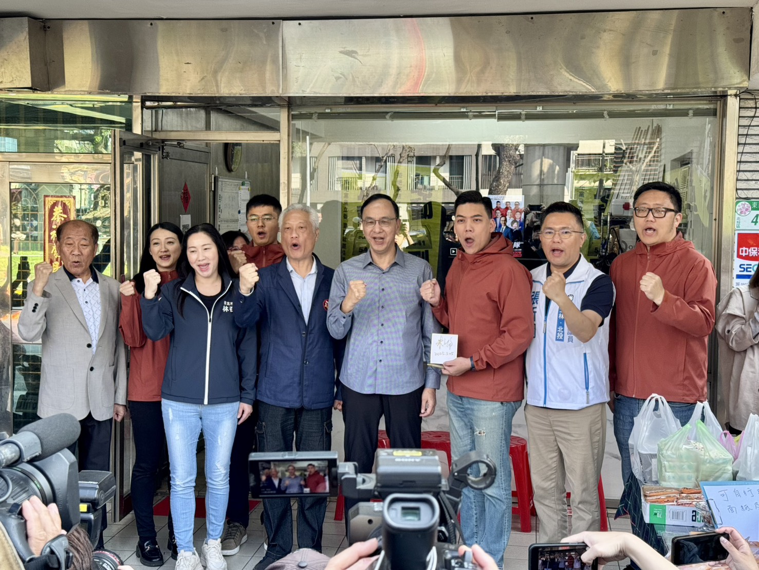 罷免綠委吳思瑤連署總部成立，與吳服務處僅相距50公尺。