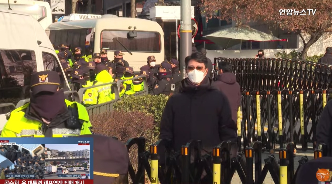 公調處今日執行尹錫悅逮捕令卻受阻，目前仍與官邸警衛處對峙。（翻攝自YouTube@연합뉴스TV）