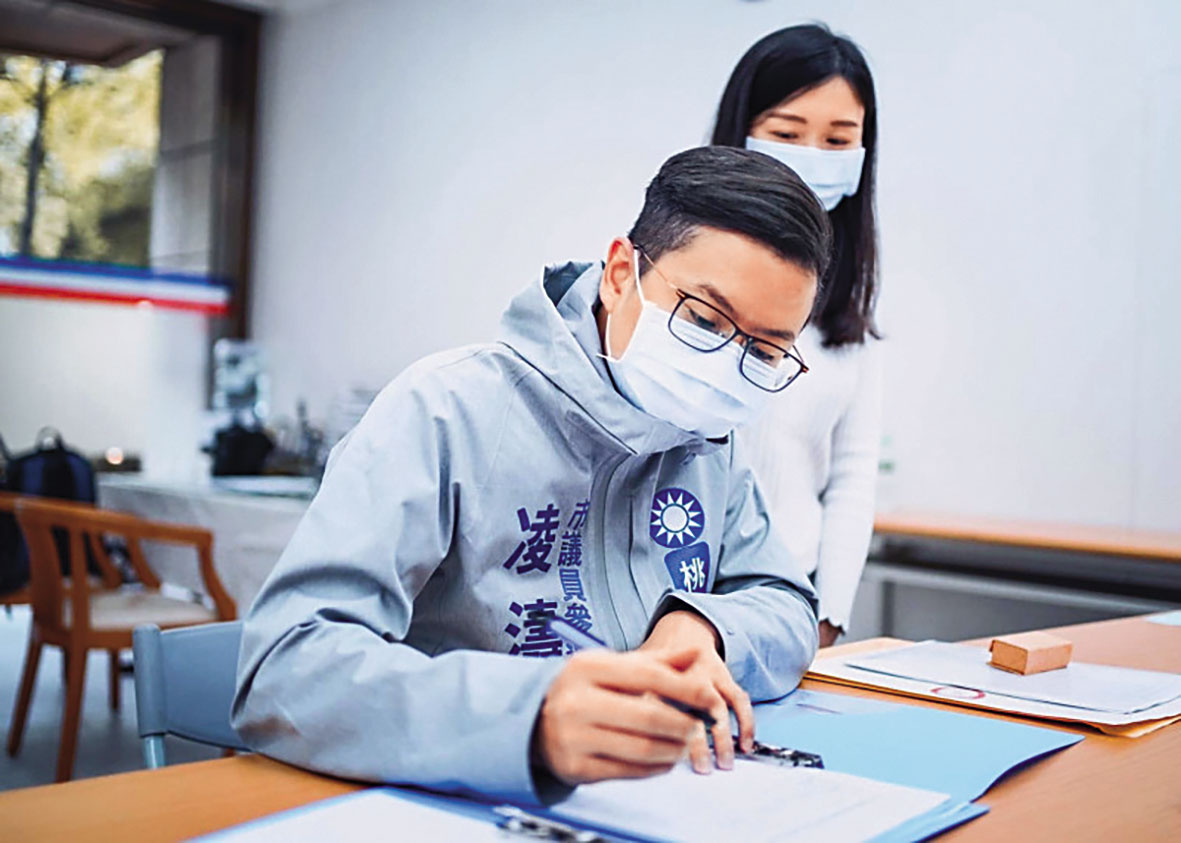 凌濤（左）與老婆（右）是班對、相戀已17年，當年老婆還陪同登記參選桃園市議員。（翻攝凌濤臉書）