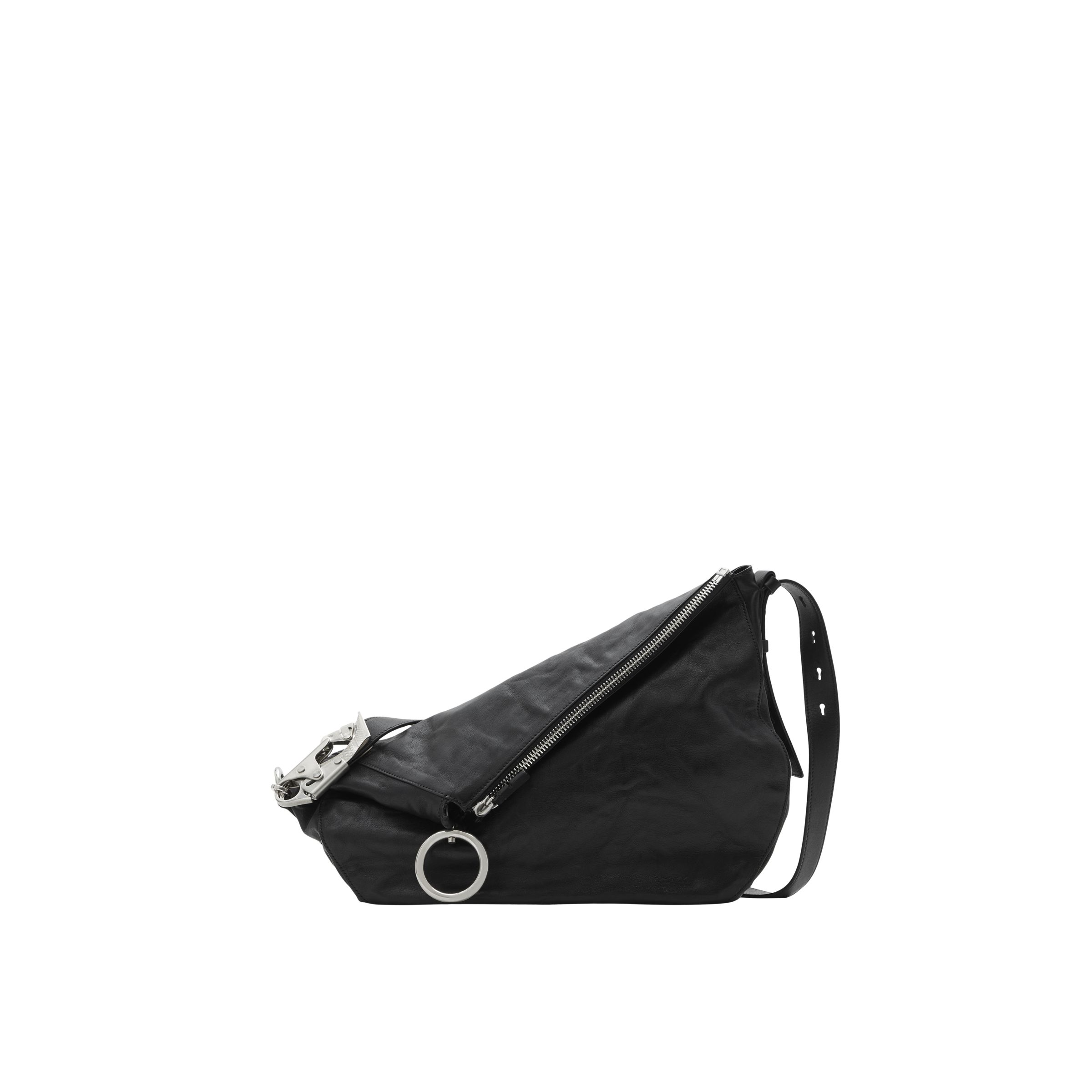 BURBERRY Knight中型黑色羔羊皮革騎士包。NT$115,000（BURBERRY提供）
