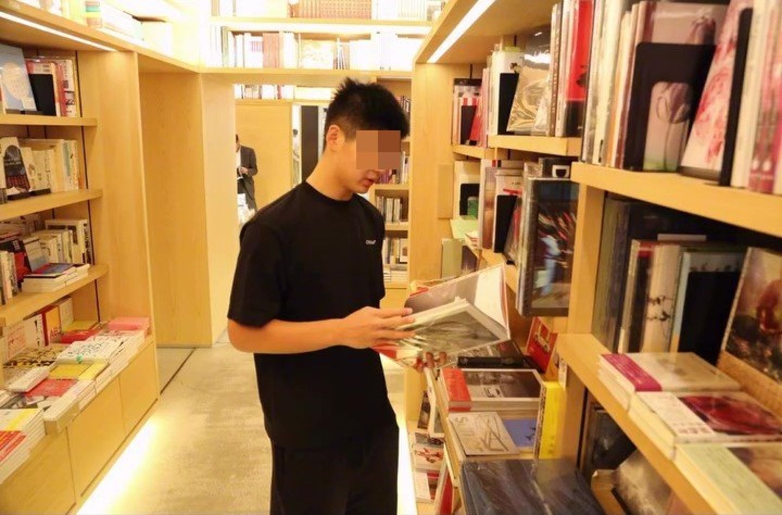 蔡依珊分享小兒子連安捷的身影，只見他在書店專心翻閱書籍。（翻攝pattytsai13 IG）