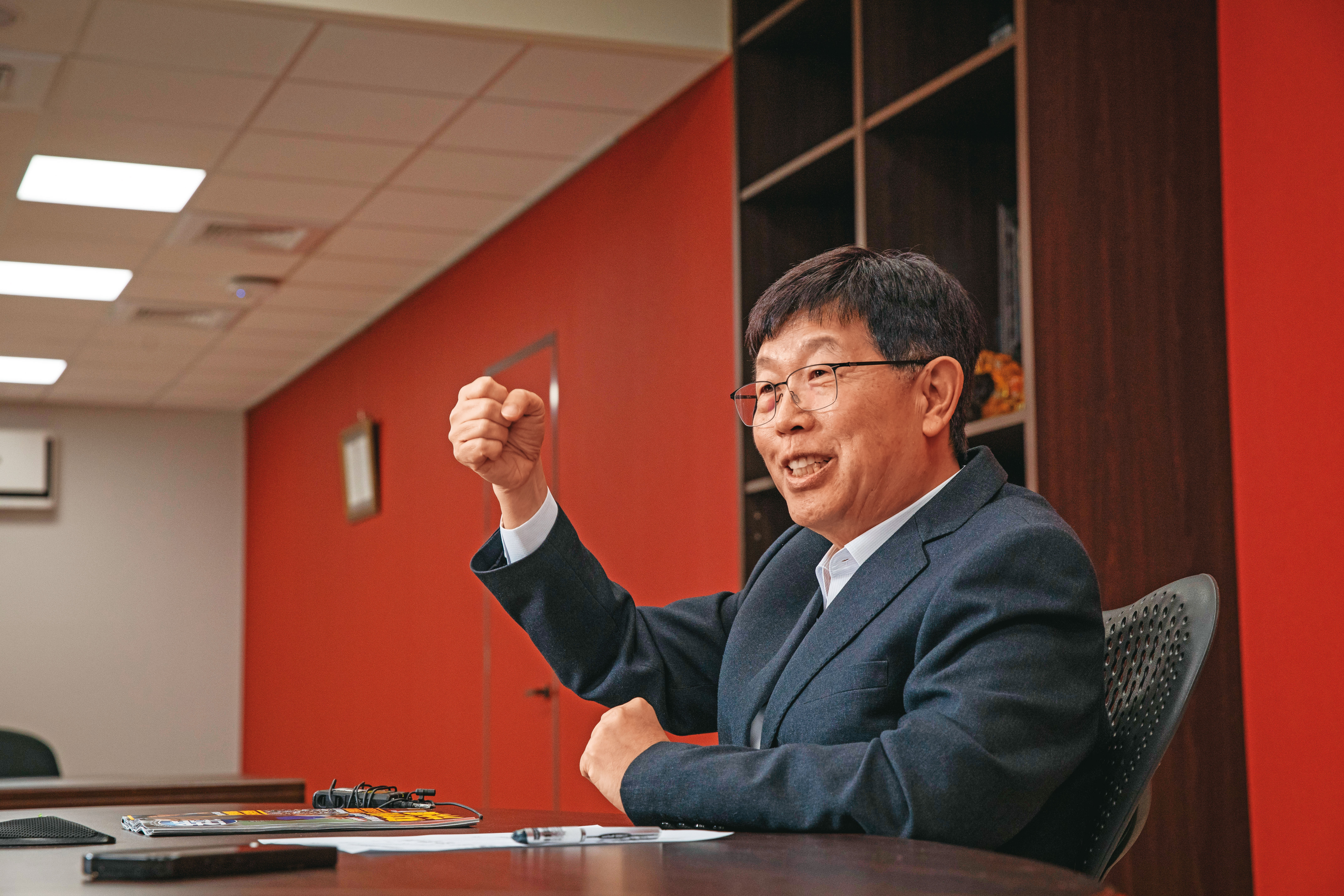 劉揚偉在專訪中強調，面對市場競爭嚴苛，鴻海將以「共享、合作、共榮」的新文化，迎接新挑戰。